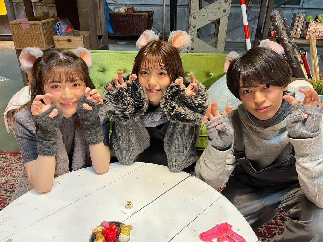 鈴木ゆうかのインスタグラム：「.  それでも結婚したいとヤツらが言った  本日第3話放送です！！！ ２話完結なので１.２話見逃した方も 今日からねずみの世界にご招待だよ🐭🧀  ねずみ家族の皆様と📷  #それでも結婚したいとヤツらが言った  #それ婚」