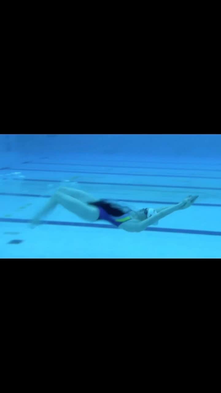 メリッサ・フランクリンのインスタグラム：「A little in my feels after being at a swim meet last weekend. Started rummaging through the oldest videos I could find and just had to share with you all, so excuse the quality😂   It’s not a secret that the training you have to do to compete at the highest level is intense. It takes an abundance of dedication, resilience, grit, and sacrifice. But for me, it was also an abundance of FUN and JOY. I had people on more than one occasion tell me they thought I was putting on an act. That there was no way I was actually that happy and enjoying what I was doing that much. Then they met me, and saw it, and realized it wasn’t an act, it was true and authentic and real.   I LOVED what I got to do every day. Not everyone has the opportunity to wake up every day and chase their dreams and get better at what they love. And I loved who I got to do it with. That is a gift. And I knew that. So here’s a little behind the scenes of some training dating back all the way to 2015 at my first World Championships (where the hotel would give you massive brownies if you won a medal, which was absolutely what we were all most excited about!)」