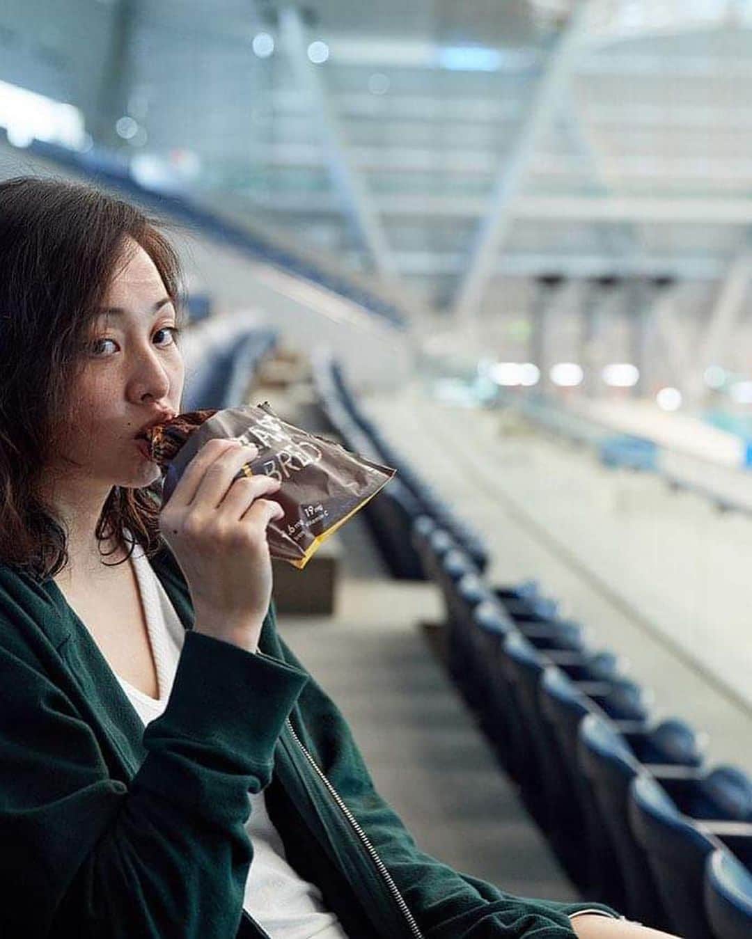 のインスタグラム：「＊ 「健康を当たり前に」  ベースフードができて間もないころからとてもとてもお世話になってます🙇🏼‍♀️ オフィスで初期のベースパスタを振る舞ってくれたときに熱く語ってくれたことがほんまに心に響いて、いい会社やなって思ったこと覚えてる🥰  競技をしていくためにはもちろん、健康で生きていくために。栄養補給は大事やからな。  📸：ベースフードで撮影があったときのお気に入りの写真たち☺️✌🏻  #basefood #ベースフード #ベースブレッド #basebread #basefoodlife」