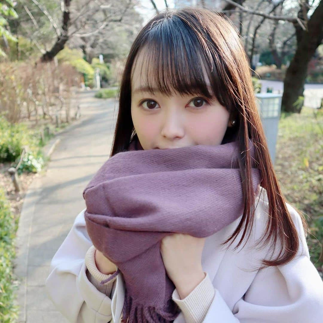 樋渡結依のインスタグラム：「お散歩してきたよ♡ お天気よかったけどまだまだ寒いね？🥺  #福袋2023  #福袋コーデ  #31sonsdemode  #ぴー ちゃんからもらった😊 #ありがとう  #パープルコーデ  #好きな色 💜 #マフラー女子  #白コート #冬コーデ  #冬服」