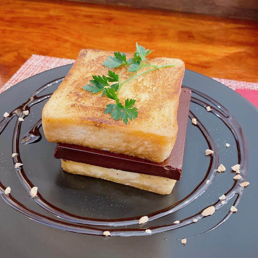 山田なる（ナルハワールド）のインスタグラム：「☕️🍞 ⁡ ⁡ 三軒茶屋にあるカフェ 「COFFEENDTOAST」に行ってきました🤍 ⁡ @coffeetoast2 ⁡ なめらかテリーヌショコラのぱん🍫 めっちゃ美味しかった~~！ 種類豊富でちょー悩んだから また食べに行きたい😖‼️ ⁡ #三軒茶屋 #三茶 #カフェ #カフェ巡り #コーヒーアンドトースト #coffeendtoast」