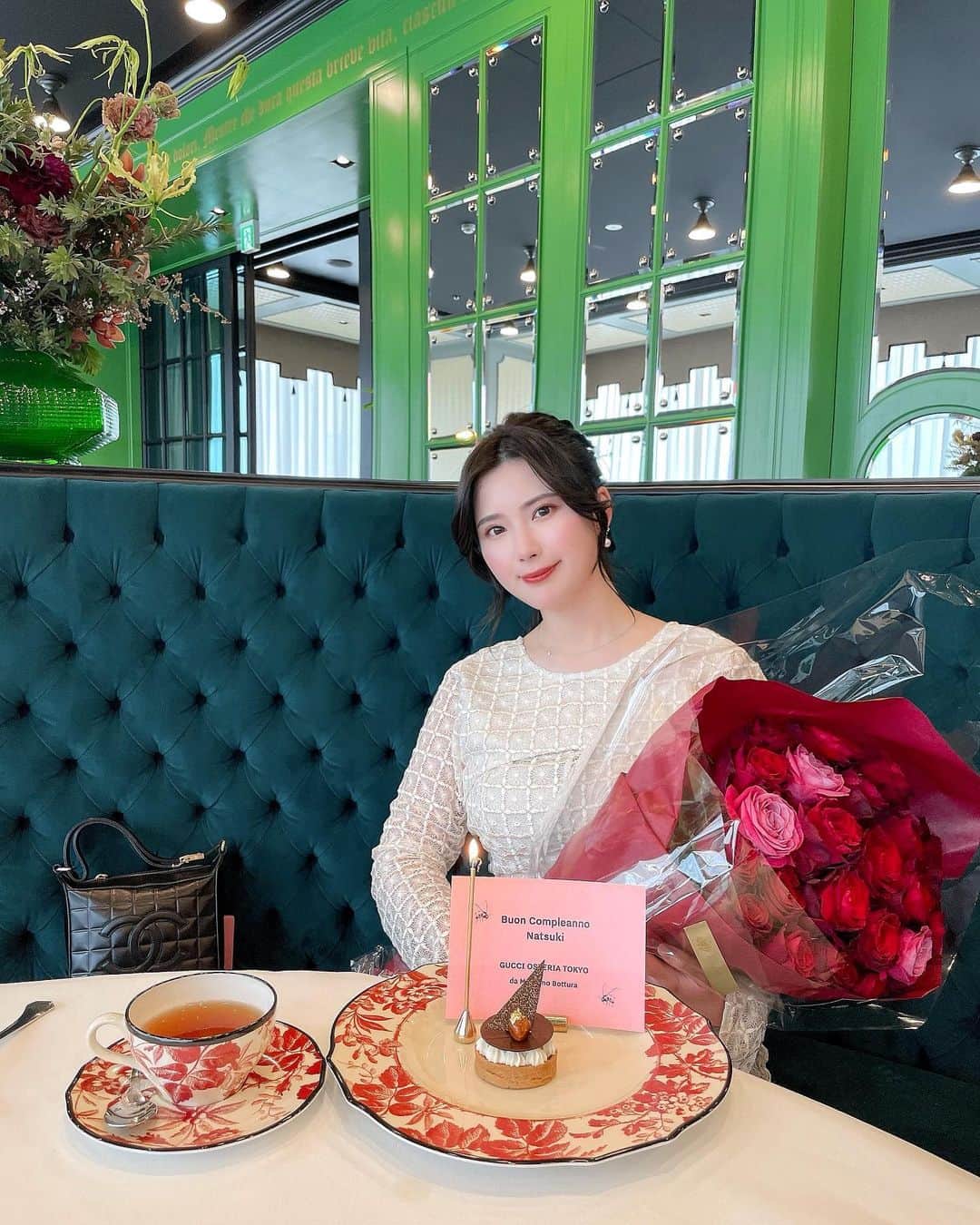 のインスタグラム：「⁡ イタリア語で " お誕生日おめでとう " って 書いてくれてるそうです🇮🇹 ピンクのカードに ゴールドロウソク、、可愛い🕯💗 ⁡ 行ってみたかった 𝐆𝐔𝐂𝐂𝐈 𝐎𝐬𝐭𝐞𝐫𝐢𝐚 🍽 ⁡ 店内も GUCCIっぽさ満載で 素敵空間でした🫣🫶🏻  𝘥𝘳𝘦𝘴𝘴 ｜ @fray_id  𝘱𝘶𝘮𝘱𝘴 ｜ @randa_pic  𝘤𝘰𝘢𝘵 ｜ @mercuryduo_com  𝘣𝘢𝘨 ｜ @chanelofficial  𝘮𝘶𝘧𝘧𝘭𝘦𝘳｜ @loewe  𝘢𝘤𝘤𝘦𝘴𝘴𝘰𝘳𝘺 ｜ @tiffanyandco  @chanelofficial   ⁡ #GUCCIOsteria  #GUCCI #レストラン  #イタリアン #誕生日  #birthday #バースデープレート #コーデ  #オケージョンコーデ  #オケージョンドレス  #26本  #26歳  #薔薇  #花束」