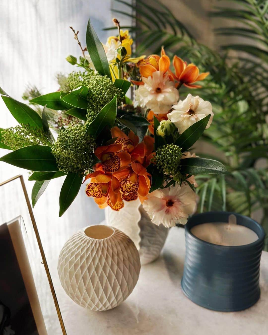 大政絢のインスタグラム：「皆さんの好きなお花はなんですか？  お花の連載がPreciousで始まってからより興味がでて飾る頻度が高くなりました💐✨  季節により変わりゆくお花たち。今月号は多肉植物について教わっています。連載がきっかけで私の家にも多肉植物が✨またそのお写真も載せていきたいと思います☺️  #家にお花を」