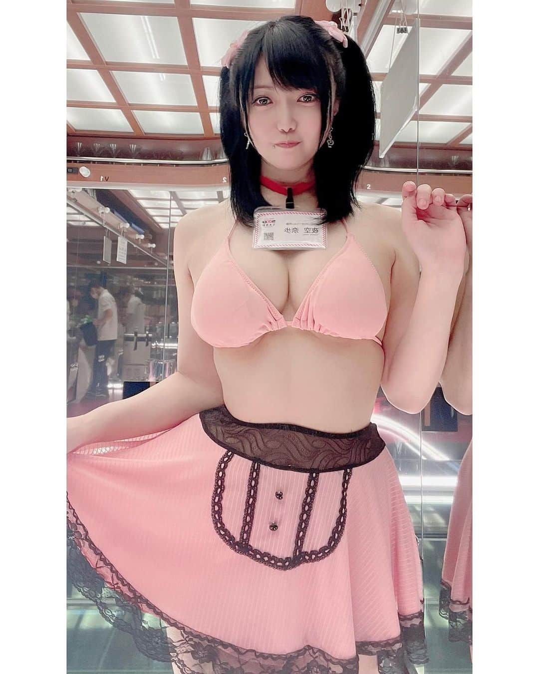 のインスタグラム：「これは、自前の水着にピッタリ合うスカートを店で発見してしまったので、履いてた時。 マジでセットみたいじゃない？w  #夜空奈歩#yozora_naho#なぽりん #セクシー女優#av女優 #sodland#サイレントバー #水着#ビキニ」