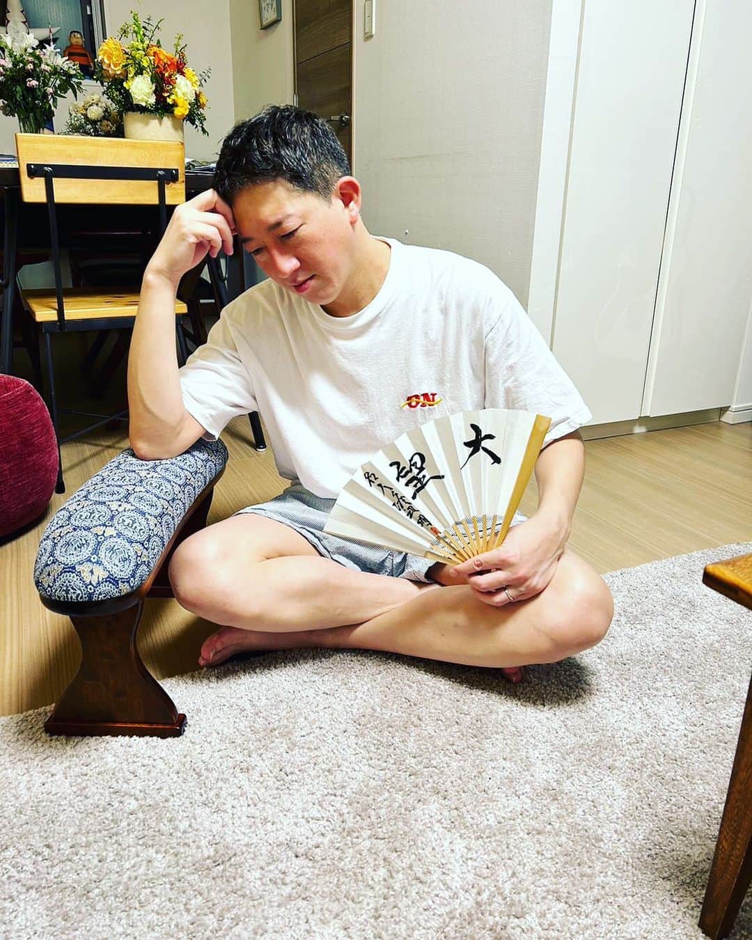 高橋茂雄のインスタグラム：「カズレーザーが、くれた結婚祝い！ 「脇息」キョウソクくれるんかい！ 棋士が肘置くやつです。 お返しどうしたらいいのが長考に沈んでおります！  #ありがとう #おもろい #意外や意外 #使えるぞ #渡辺名人の #扇子と合う」