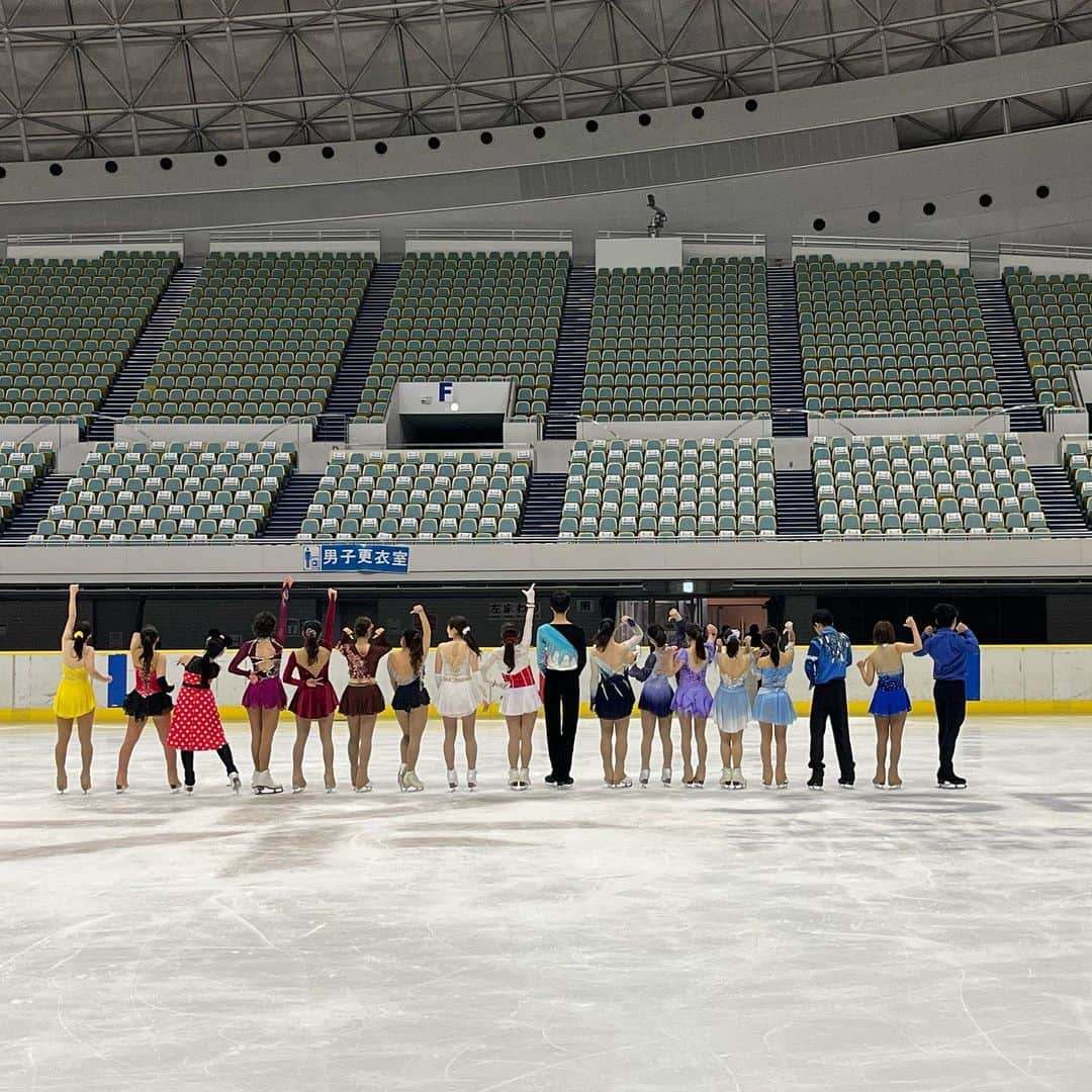 澤田亜紀のインスタグラム：「年末、学生スケーター現役＆OBOGで、全日本の余韻を感じてきました⛸  #東和薬品ラクタブドーム   #なんちゃって全日本  #あきふぁみりー  #あきふぁみカップ  #フィギュアスケート  #イベント大好き  #学生スケーター」