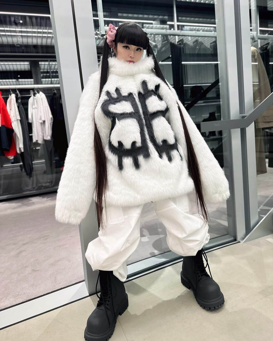 森山穂乃香のインスタグラム：「@balenciaga #Balenciaga Happy New Year🐇🤍First Post in 2023🐰🤍🤍🤍」