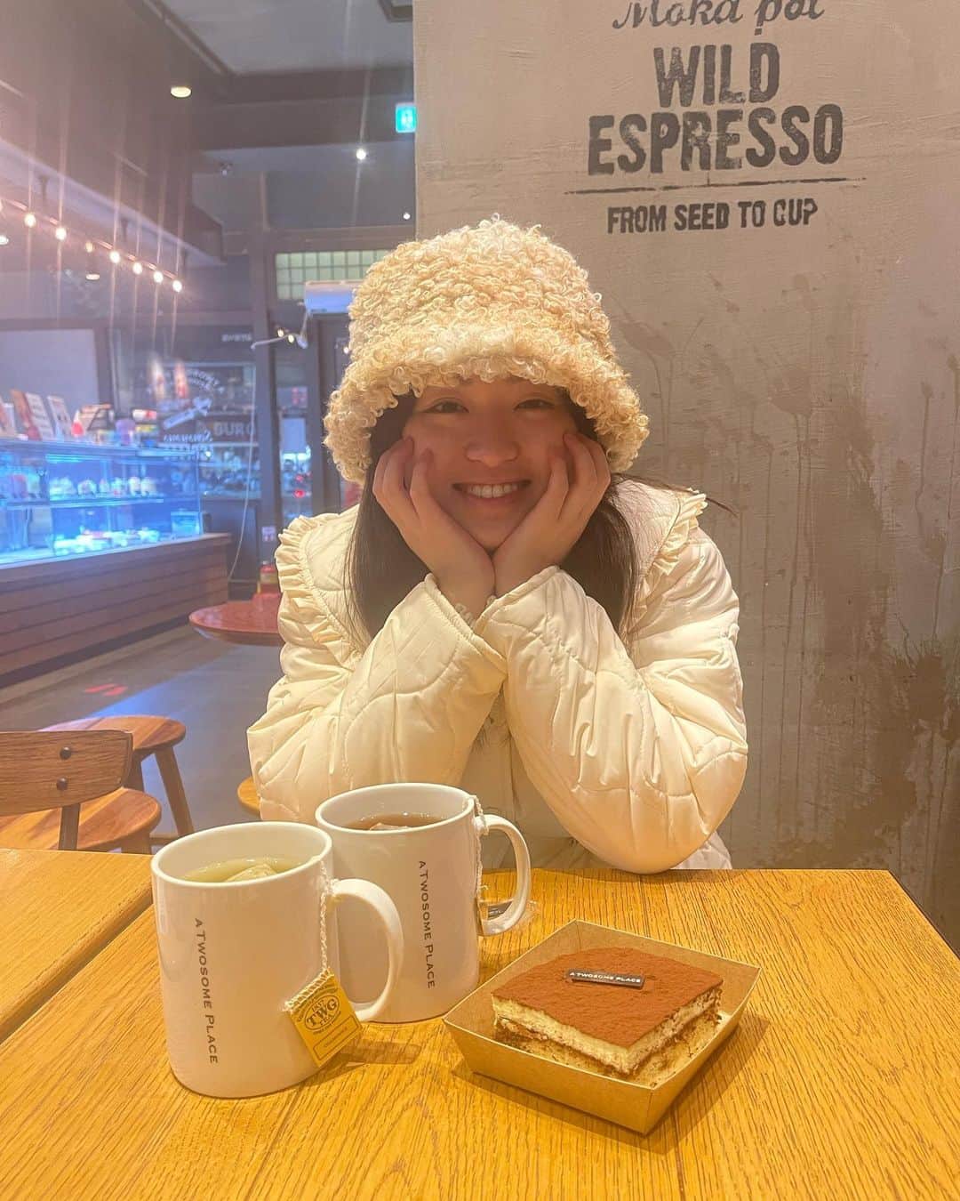 はるあんのインスタグラム：「韓国にはカフェがいっぱい！！ どこもかわいくて、美味しそうなので入りたくなるのです🥰  でね、さっきはコメントで教えていただいた A two some place っていうカフェに入ってみました〜！ なんとここチェーン店なんだけど、店内かわいいし、ティラミスおいしかった！  韓国のカフェも楽しいな〜！❤️  #韓国 #韓国カフェ」