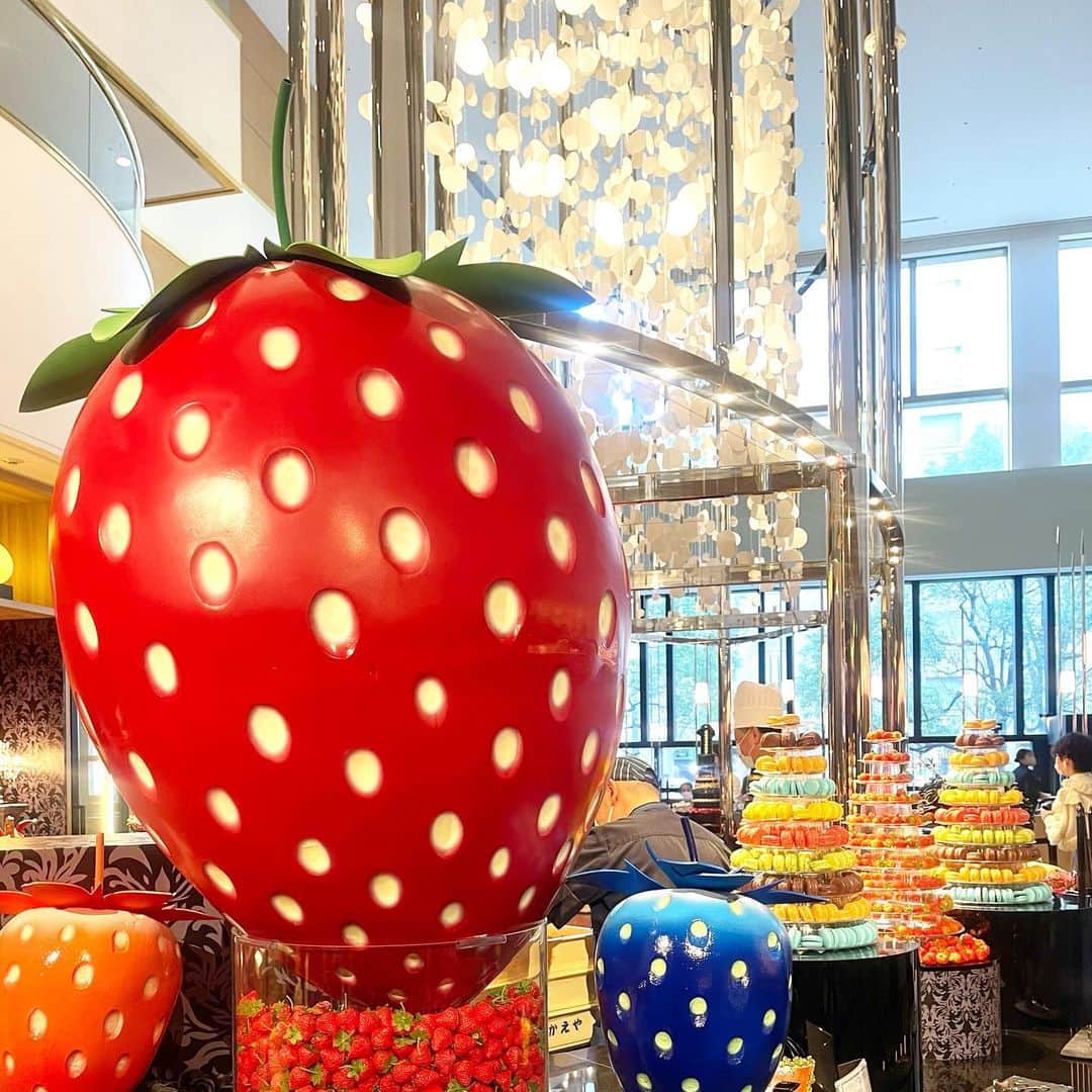 後藤理沙子のインスタグラム：「先日、ヒルトン名古屋さんでやってるストロベリースイーツビュッフェ「Strawberry Masquerade」行ってきました🍓❤︎ ストロベリースイーツって甘酸っぱいからぱくぱく食べられちゃうよね🤭 空間も可愛くてとても癒されました！ 2月26日まで開催してます🤍 * #PR #ヒルトン名古屋 #ヒルトンスイーツ #スイーツビュッフェ #ストロベリーマスカレード」