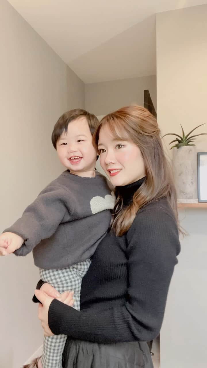 畠中清羅 のインスタグラム：「_  お姉ちゃん幼稚園の間に2人で退屈して撮った動画🤣  最近急成長で、ハイタッチもできるようになってどうぞもできる様に🥹❤️  こんにちはっていうと深々と頭を下げてくれてままのぽよぽよのお腹に乗って遊ぶのにハマってる僕👦🏻  悪そうな顔していつも笑ってるそんな僕はいたずら大好きまん🥰💕  2人目はそれすらも可愛いの不思議🤣💕  #1歳#1歳3ヶ月#男の子ベビー#親子#ベビー服#親子コーデ #2人育児#2歳差育児#子育て奮闘中」