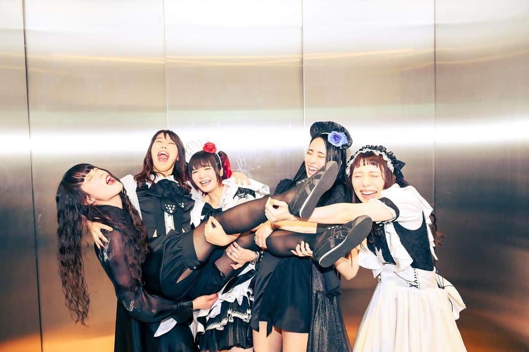 遠乃歌波のインスタグラム：「2023.01.09  #東京ガーデンシアター   こちらのお給仕が終わってからもう1週間以上経っていました(･ω･三･ω･)💦  時間が経つのは早いですね！！！！！ 楽しかったなぁ、、(´；ω；｀)💕 もっかいこの日に戻りたい…思う気持ちもありますが……  なんと！今年はツアーの発表もしました！✨ たくさん色んな所へ行けるので楽しみがいっぱいあります(*´꒳`*)💓  ツアーファイナルは11/26横浜アリーナです✨  ずっとずっとここに立つのが夢だったのです(｀･ω･´)  戻ってられません！ 進んでゆきます！！！  たくさん頑張りますので宜しくお願いいたします✨  Photo by @masafuji93   #bandmaid #prsguitars #custom24」