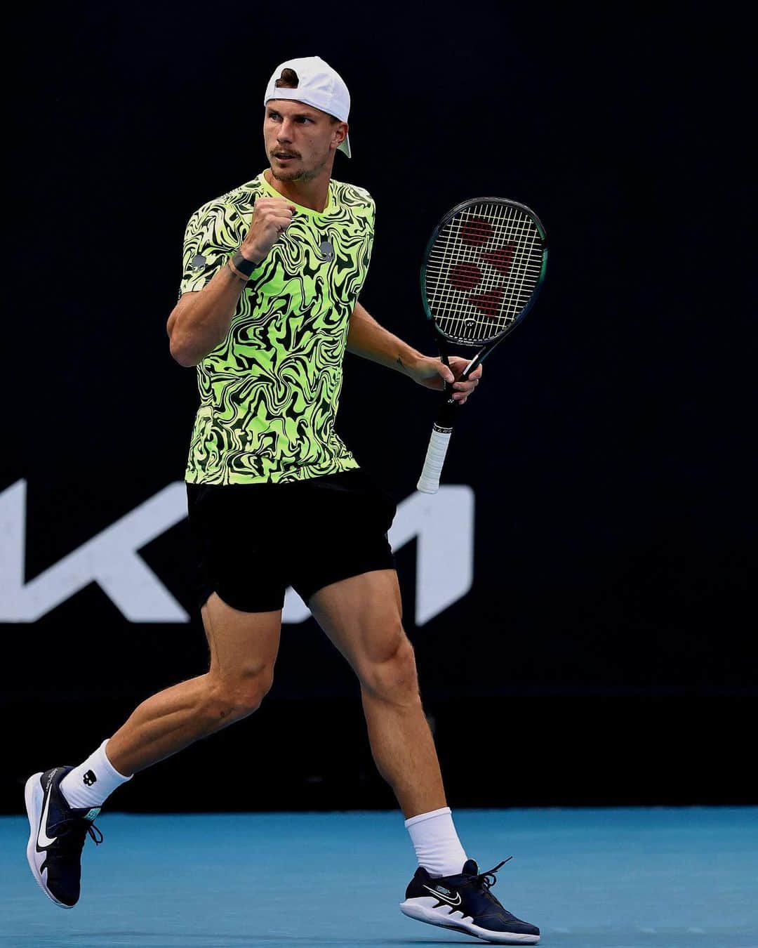 マートン・フチョビッチのインスタグラム：「too cold for a shirtless celebration, ➡️R3 @australianopen」