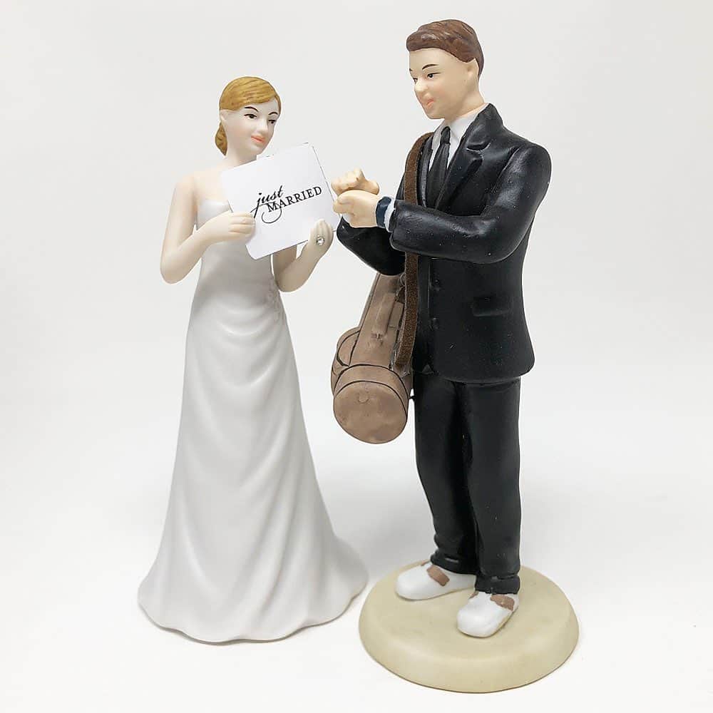 結婚準備のインスタグラム：「ゴルフに夢中で結婚式に遅刻しそうになり、時計を見ながら言い訳中の新郎😅  新婦に持たせるカードは20種類！  新郎新婦の髪の色も変更できます❣️  #ケーキトッパー #ゴルフ #ウエディングケーキ #ゴルフ男子 #ゴルフバカ #ウエディングアイテム #ユアスタイルウエディング #yourstylewedding」