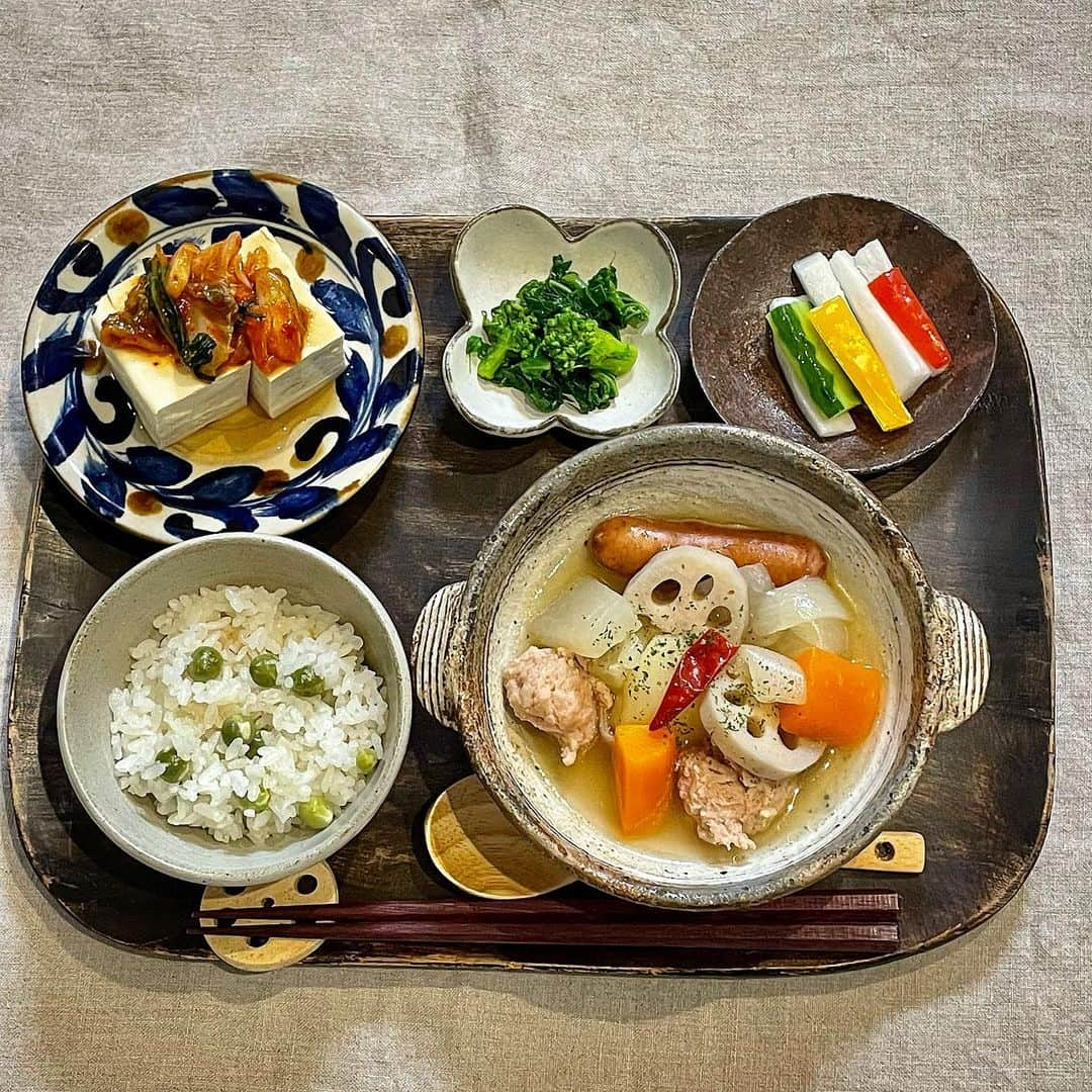 ecruのインスタグラム：「2023/01/19 (thu) 一昨日の晩ご飯picで、おはようございます😊 毎日続けている片付けですが、一昨日は溜まってきたレシピの整理を。 以前よく作っていた根菜のポトフのレシピが出てきたので、久しぶりに作りました。 ・ 【簡単な作り方】 大根、蓮根などお好きな根菜を切る。ベーコンやウインナーと潰したにんにくをオリーブオイルで炒め、お野菜とひたひたのお水を入れて煮ます。 アクを取ったらコンソメと赤唐辛子1本を入れてお野菜が柔らかくなるまで煮込んだら出来上がり。 お好みで粒マスタードや柚子胡椒を添えても👍 ・ ↑普通の野菜スープの作り方なのですが😁 コンソメは、茅乃舎の「野菜だし」の袋を破って入れています。 お昼にチキンナゲットを作ったのですが、取り分けていたタネ(鶏団子)も入れています。 味を見て塩胡椒で整えますが、ウインナーと鶏団子、コンソメでしっかり塩味がついていたので足していません。 ・ あと、スーパーで見かけると嬉しくなって買ってしまう春野菜で、豆ご飯や菜の花の辛子和えなど。 冬と春が混在した晩ご飯になりました。 ・ 豆ご飯 根菜のポトフ ピクルス 菜の花の辛子和え キムチ奴 ・ #gon_food #晩ご飯 #夕食 #food #foodpic #foodphoto  #yummy #japan #dinner #thankyou #日々 #暮らし #うつわ #野菜 #春野菜#vegetables #花のある暮らし #台所 #減塩 #減塩生活 #減塩食 #減塩ごはん始めました #毎日片付け #ポトフ #片付け #べんりで酢 #茅乃舎 #野菜だし」