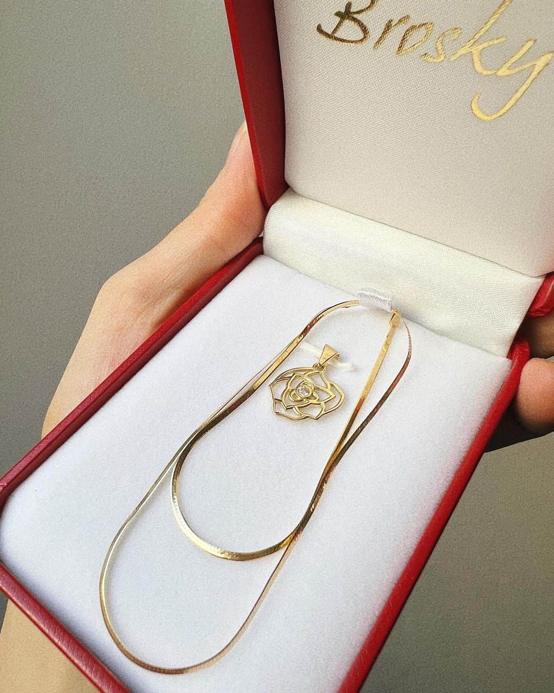 出浦寛子（HIROKO）さんのインスタグラム写真 - (出浦寛子（HIROKO）Instagram)「🌹🌹🌹 ⁡ チョーカーかわいすぎん？ チャームはローズにしたよ つけてると気持ちが上がる🙌🏻✨️ ⁡ @kurankusakari 💓 ⁡ #BROSKY #broskyjewelry #gold」1月19日 10時03分 - detsuko