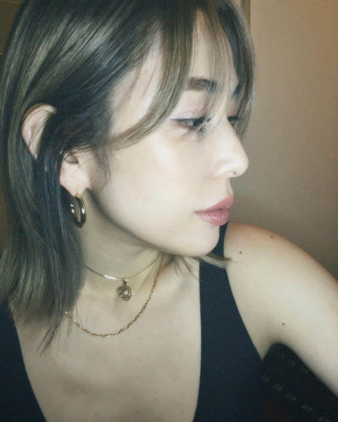出浦寛子（HIROKO）のインスタグラム：「🌹🌹🌹 ⁡ チョーカーかわいすぎん？ チャームはローズにしたよ つけてると気持ちが上がる🙌🏻✨️ ⁡ @kurankusakari 💓 ⁡ #BROSKY #broskyjewelry #gold」