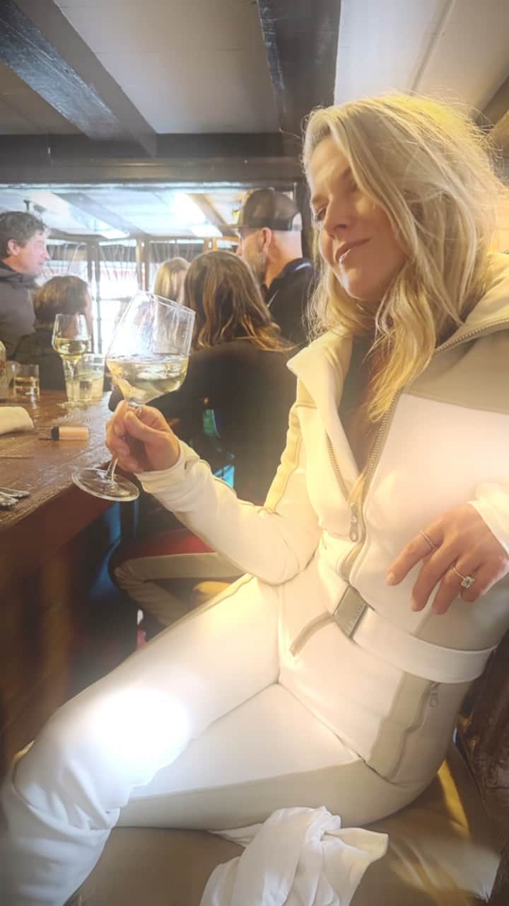 アリ・ラーターのインスタグラム：「Well, looks like that’s a wrap on Dry January! Thanks to @dpmarinoff How did you guys do?! 💋」