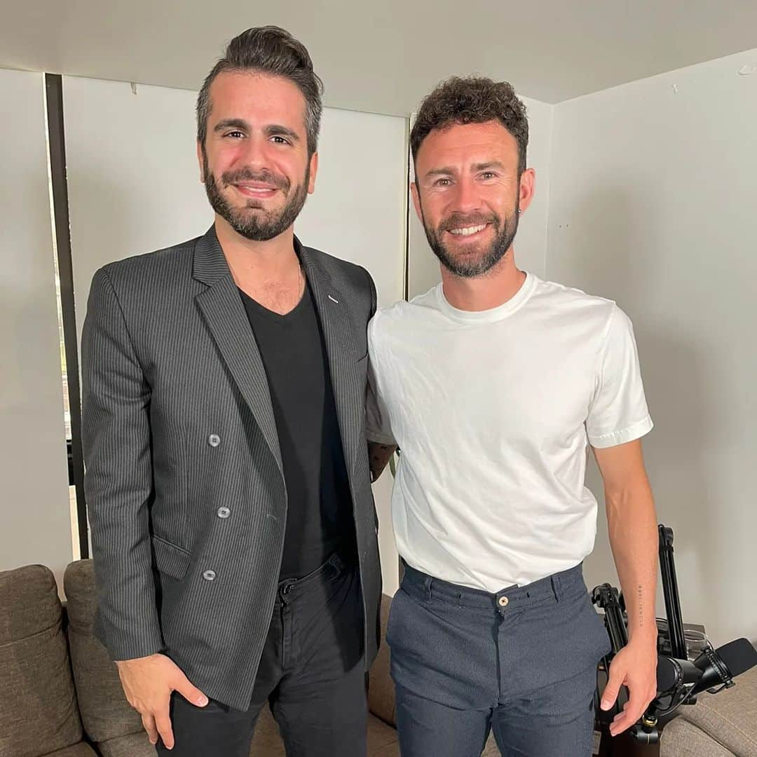 ミゲル・ラジュンのインスタグラム：「Ya está disponible el nuevo episodio de Dimes y Billetes con @miguel_layun 🔥🔥  Platicamos de las finanzas de un futbolista, en qué invierte su dinero y su trayectoria en el campo de fútbol.  Disponible en Youtube o tu plataforma de audio favorita.」