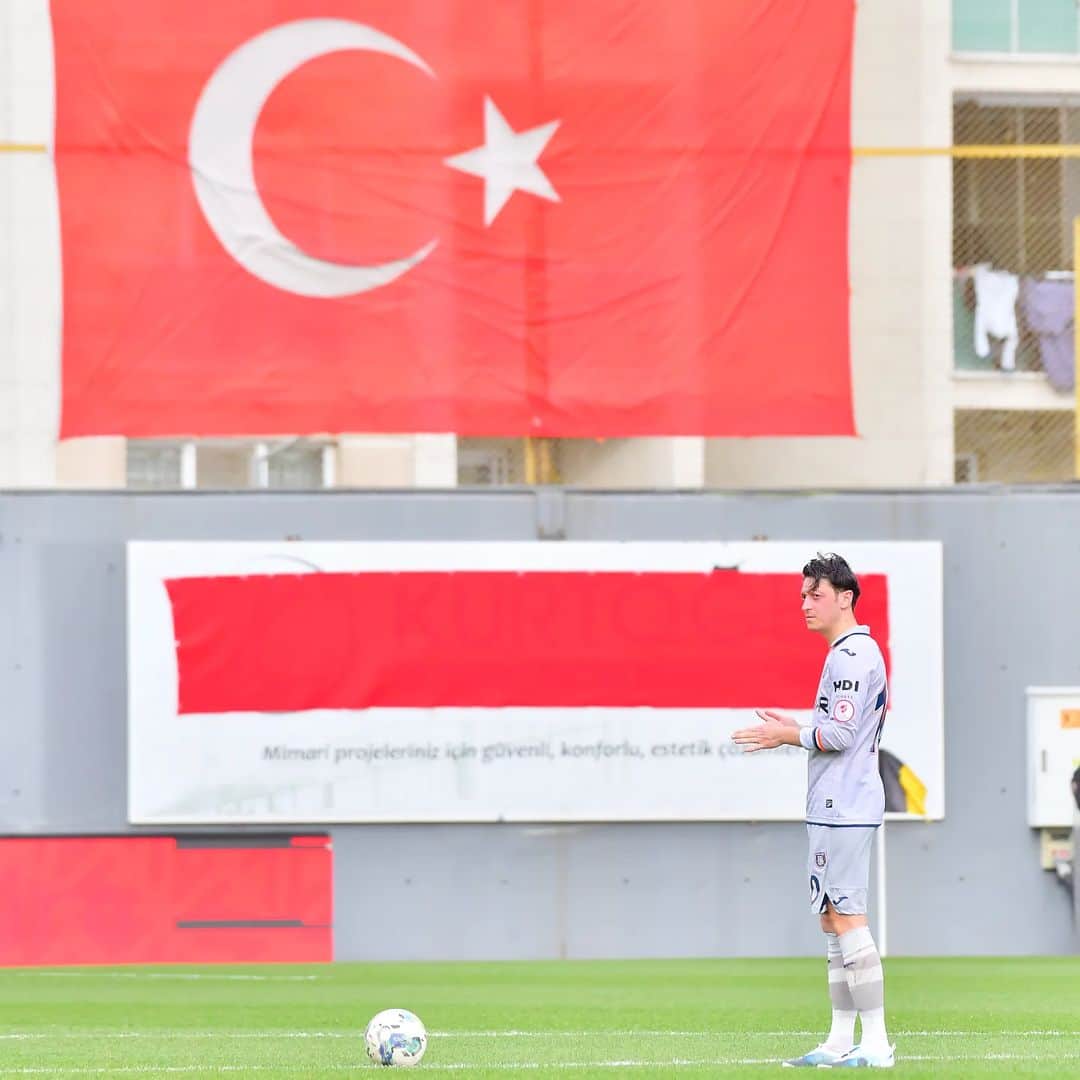 メスト・エジルのインスタグラム：「Blessed to be back doing what I love ❤️⚽🇹🇷 #M10 #elhamdülillah 🤲🏼」