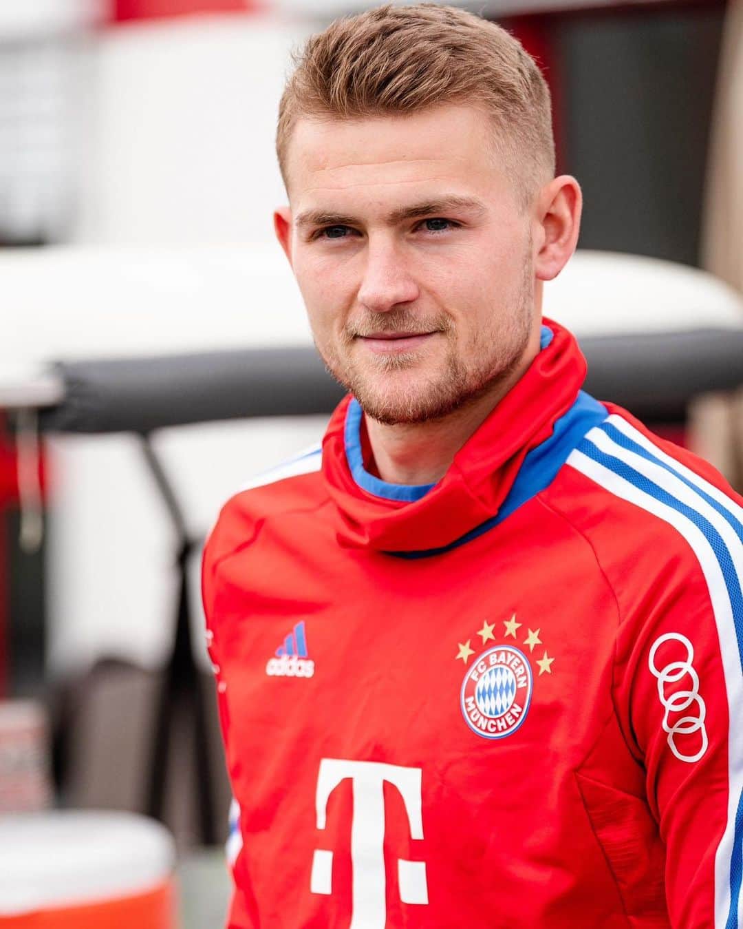 マタイス・デ・リフトのインスタグラム：「#Bundesliga calling... 🔜 🔴⚪️ #FCBayern #MiaSanMia」