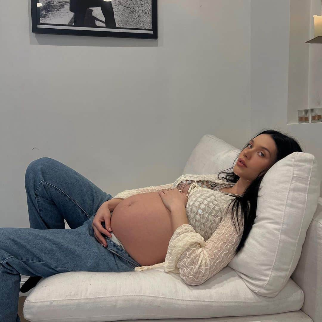 アマンダ・スティールのインスタグラム：「i can’t wait to see her lil face 🥺 #32weeks」