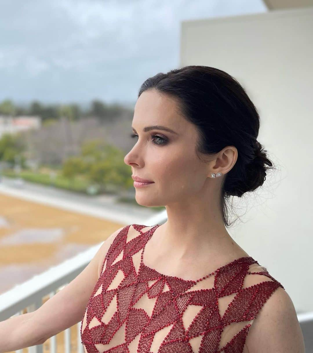 ビッツィー・トゥロックさんのインスタグラム写真 - (ビッツィー・トゥロックInstagram)「I had such a wonderful time presenting at the @criticschoice awards on Sunday night ❤️ � Thank you to the magical Lena Bratschi at @Carasoin for making my skin glow with the light of a thousand suns (and for my first experience with dermaplaning!), to stylist @taraswennen @thewallgroup for knocking it out of the park on our first event together 💃🏻 👗: @maisonyeya by @yasmine.yeya  👠: @louboutinworld  👝: @tylerellisofficial  💍: @messikajewelry  Hair: @josephchase @tmgla 💄: @karanmitchellmua @sgskinedition for my fave travel HA mist @lymalife for inventing the best at home laser ever - it’s 100X more powerful than LED and perfect for red carpet prep. And thank you to my bestie @realbreeturner for being such a perfect date 😍  Congrats to all the nominees and winners  ❤️❤️❤️」1月19日 3時41分 - bitsietulloch