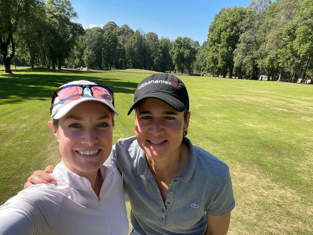 アレハンドラ・ジャネサのインスタグラム：「Gracias Lorena por estos días de entrenamiento, pláticas profundas y por impulsarnos a ser mejores siempre 🙌✨🇲🇽 gracias por tu amistad! Hoy me preguntaban cómo era ser amiga de la golfista Lorena Ochoa, pero como les dije lo padre es ser amiga de la persona Lorena Ochoa. Un abrazo y nos vemos pronto! 🐻⬇️🌵❤️」