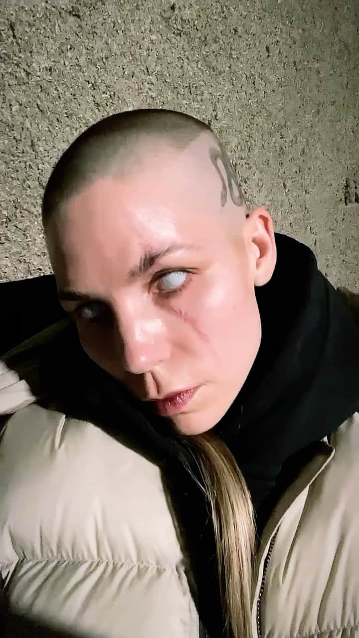 スカイラー・グレイのインスタグラム：「It’s paranormal…  Little selfie video of my glam look for an upcoming thing… stay tuned  #paranormal #scar #specialeffects #specialeffectsmakeup #colorcontacts #whitecontacts #buzzedhead #rattail #fashionstyle #fashionweek #spooky #macabre #goth #darkaesthetic」