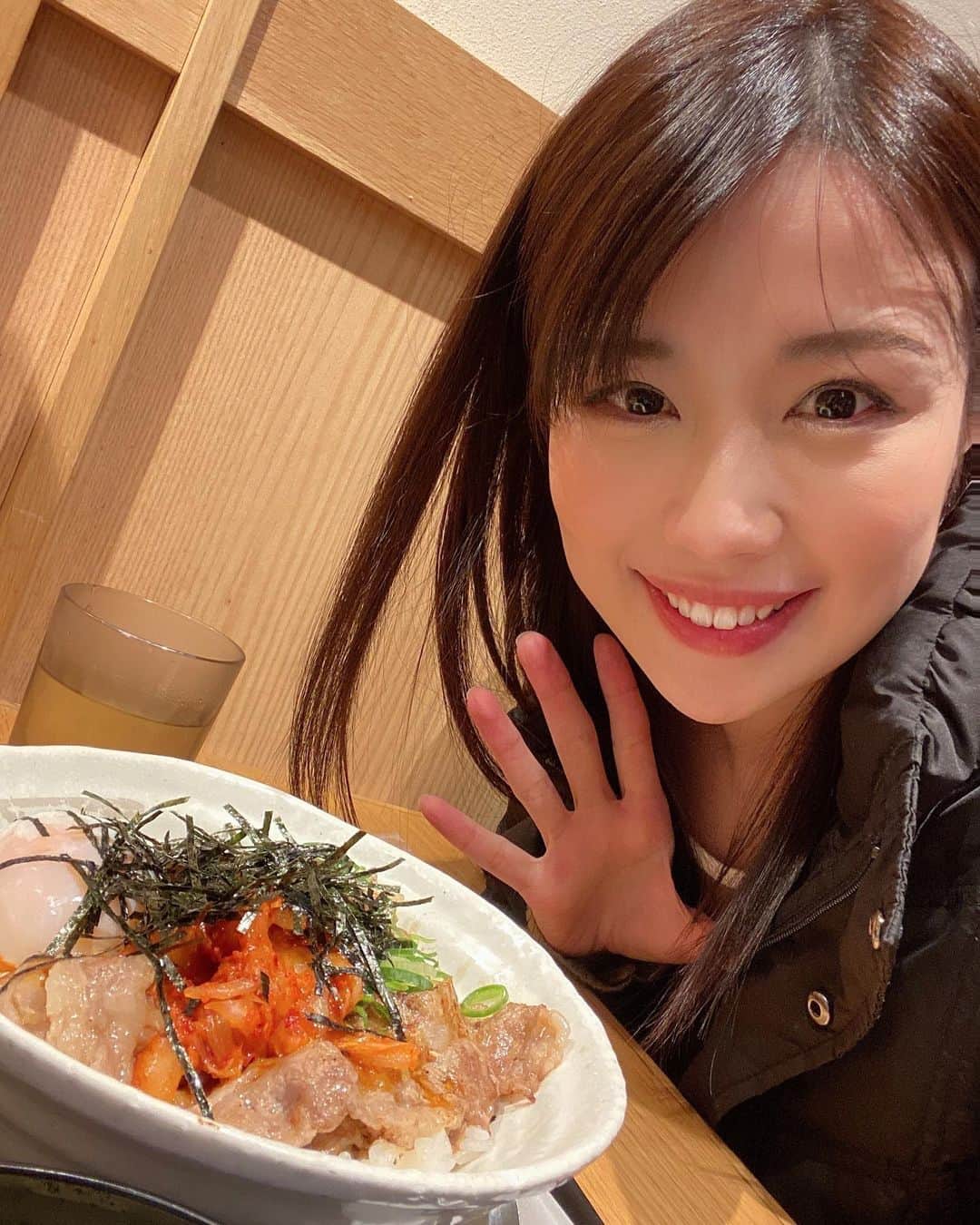 道岡桃子のインスタグラム：「牛焼ビビン丼‼️  はじめて店内でいただきました。  おいしかったです😆👍  皆さんはどこの牛丼が好きですか⁉️  #松屋 #牛丼  #どんぶり #ビビンバ  #牛焼ビビン丼」
