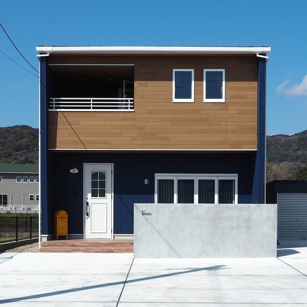 suzukuri さんのインスタグラム写真 - (suzukuri Instagram)「【Viento施工事例：T様】 こんな家に住みたい！と思ったら、「いいね」で教えてください♪ ⁠ ネイビーブルーの外壁に、サッシ・玄関ドアではホワイトを取り入れて、爽やかながらも可愛らしい印象に仕上げたT様邸。  キッチンカウンターや照明などでも効果的にネイビーを使い、家全体でトーンを統一させています。  趣味のバイクを思いきり楽しむため、自宅の横にはガレージも併設しました。好きなものに囲まれた暮らしは、憧れますね♪ ⁠ ▶デザイン・サイズ・価格、すべてがちょうどいい家づくりをサポート。⁠ Vientoの詳細・資料請求はプロフィールリンクから。⁠ →@suzukuri.official⁠ ⁠ #suzukuri⁣ #viento #vientoカスタマイズ #外観デザイン #木目調サイディング #ペンダントライトのあるキッチン #バイク好きの家 #施工事例 #男前インテリア #家づくりアイデア #ガレージのある家 #暮らしを楽しむ家づくり #趣味部屋 #キッチンカウンター #ニチハ #ニチハキャスティングウッド #ニチハ外壁 #マイホーム #四角い家 #こだわりの家 #suzukuri #suzukuri_viento #suzukuri施工事例」1月19日 19時28分 - suzukuri.official