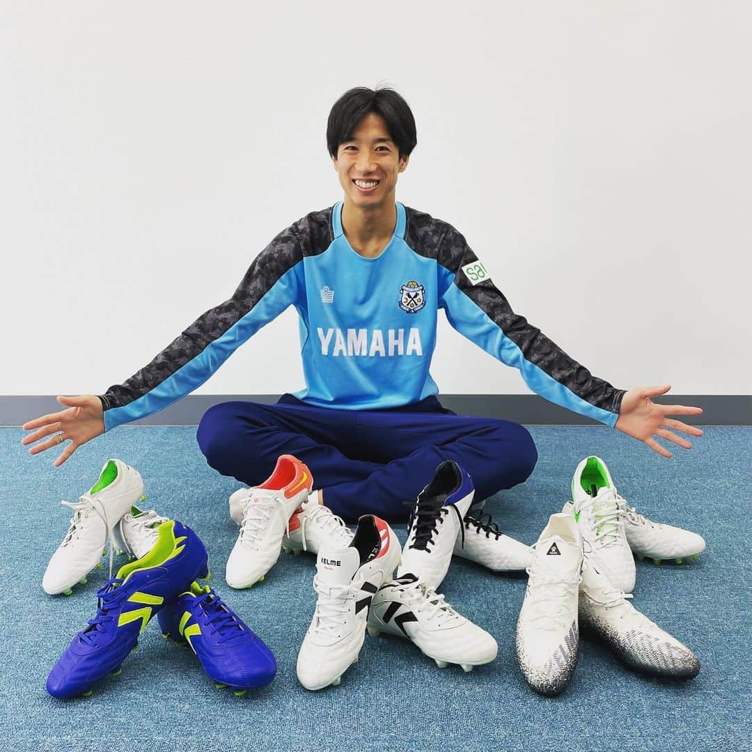 のインスタグラム：「・ 『ユニフォーム』 選手は試合が始まる前、試合終わった挨拶の時、サポーターの着てるユニフォームがピッチから見えるんです。 自分の背番号を着て応援していると凄く嬉しいんです！ 着ている人がたくさん溢れていると自然とパワーがもらえるんです。  勿論、ユニフォームって正直そんな安い物ではないです。 みんなが一生懸命仕事をしてもらったお金で買ってくれているのは知っています。お父さん、お母さんが子供たちのためにユニフォームを買ってあげてるのも知っています。 そんなたくさんの思いを込めてみんなが買ってくれたユニフォームの売り上げがクラブの強化費になります。その大切なユニフォームを着てスタジアムに足を運んでくれれば、チケットの売り上げに繋がりクラブの強化費になります。 そしてクラブが強くなっていけるんです。  ユニフォームにはホームとアウェーがあります。 ホームでは多くのホームユニフォームを。 アウェーでは多くのアウェーユニフォームを。 スタジアムをたくさんのユニフォームで染めてくれるととても嬉しいです。  僕たちはみんなが買ってくれた同じユニフォームを着てクラブを強くしたい思いを背負ってピッチでプレーします。  #共にクラブの為に闘いましょう  今日からユニフォームの3次予約がスタートしています。 自分からは『77』のユニフォームを1次、2次、3次予約で購入してくれた方の中から抽選で7つのアイテムをプレゼントします🎁抽選で当選した7名の方にはトレーニング後に大久保グランドで直接手渡しし、写真も撮ります📷（遠方で来れない方にはアイテムのみ郵送します） 抽選は後日インスタライブで行います。」