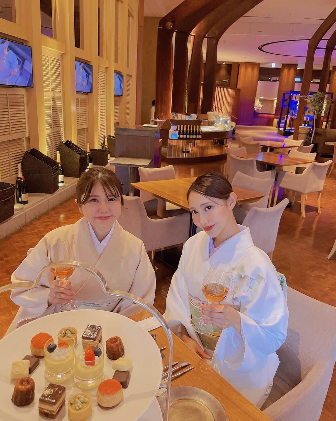 りえちのインスタグラム：「先日の❁︎  大好きな友達との時間。 ずっとお話してられる🤭  大切な時間を大切な人の為にどれだけ使えるか、日々幸せでいるにはどうしたらいいか。 日々選択ですね😤💖  #着物 #訪問着 #日本伝統 #和装 #着物好き #着物女子 #食事会 #食事会コーデ#着物デート#ゴルフ好き #ゴルフ女子 #インスタゴルフ #kimono #japanesestyle #japanesegirl #japaneseculture #kimonogirl #golfgirl」