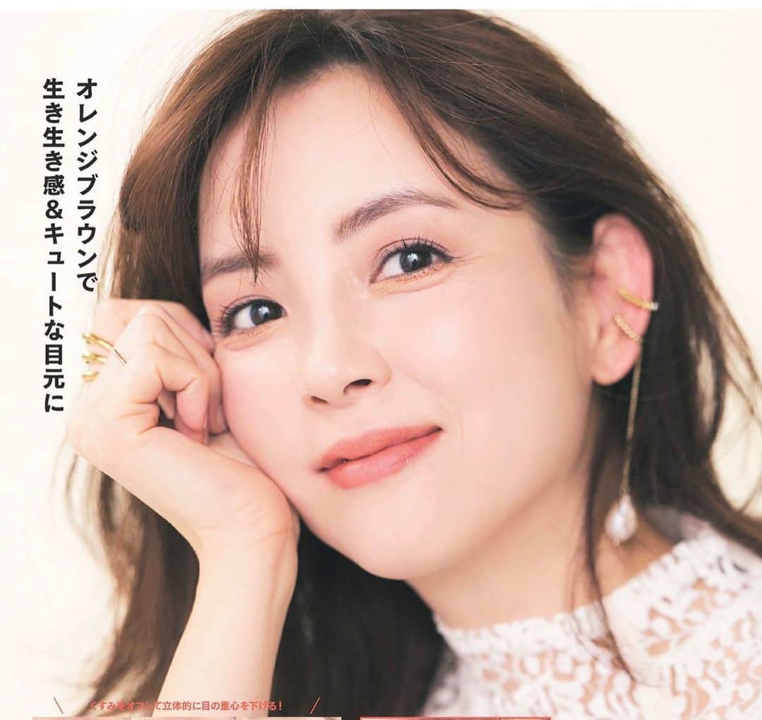 のインスタグラム：「美スト3月号！  「大人の下まぶたメイク」  お仕事させていただきました。 このお仕事以来、下まぶたメイクをするようになりました。 なかなかやってみるといい感じ〜✨✨  ヘアーメイクは川村友子さん。 いっぱいメイクアイテムや川村さんならではの技がのっているので、ぜひみてみてください！ メイクルームは盛り上がり、楽しい現場でした〜  #美スト3月号 #大人の下まぶたメイク #美容好き」
