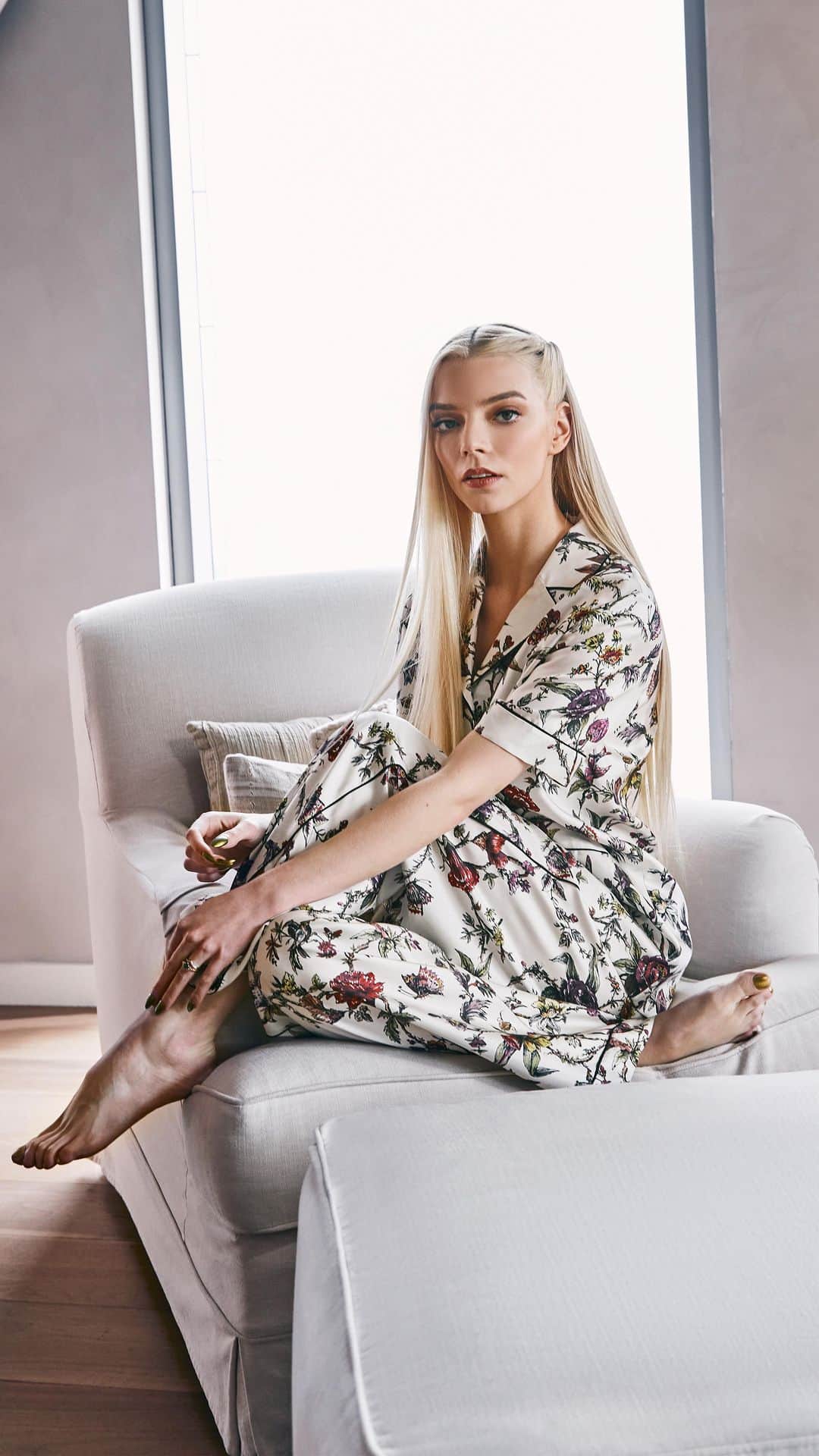 のインスタグラム：「Get ready for the @GoldenGlobes with House friend and ambassador @AnyaTaylorJoy as she takes you behind the scenes of her exciting evening. As she steps into a radiant two piece look from #DiorFall23 by @MariaGraziaChiuri and receives glamorous 90s Supermodel inspired makeup by @DiorBeauty, the actress shares her tips for overcoming the pressure of a star-studded event. © Video : @AmilcarKg Photo: @HarryEelman Makeup: @GeorgieEisdell Hair: @GregoryRussellHair」