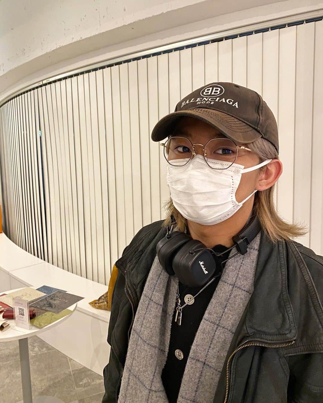 加藤清史郎さんのインスタグラム写真 - (加藤清史郎Instagram)「メガネ新調しました！！！！  実は外で掛ける度付き眼鏡が、ここ1年以上無くってですね、、  嬉しい…  細めの金縁に細いインナーの黒縁 そして多角形。  お買い物で久しぶりにビビッときました！  そして新しいメガネはテンションがアガる‼︎ よし、これでしばらくは自分の機嫌を取れそうだ。笑笑  #おニューなメガネ #眼鏡新調 @resee.official #resee  #加藤清史郎」1月19日 18時17分 - kato_seishiro_official