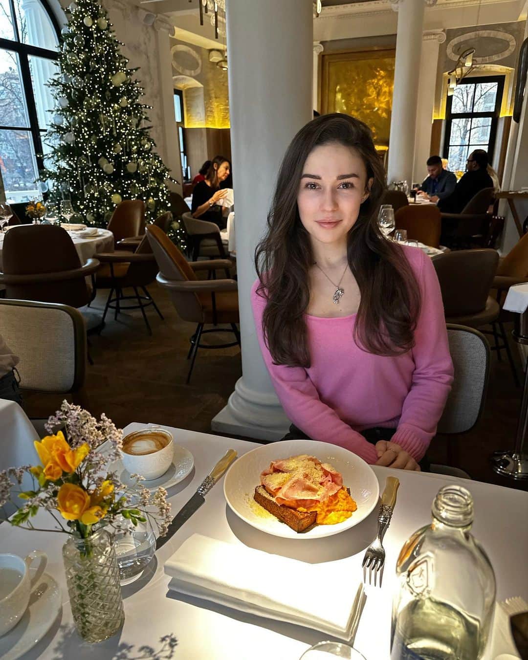 アッラ・ロボダのインスタグラム：「Смотрю на мир по-новому ✌🏼 Сделала лазерную коррекцию 👻」