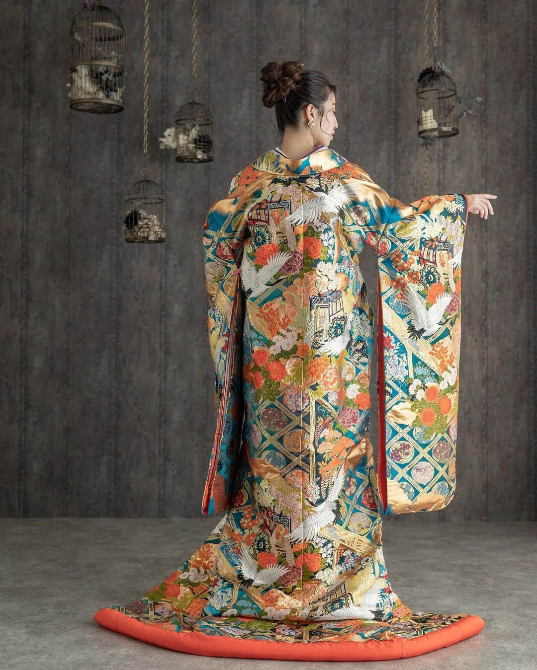 THE KIMONO SHOPさんのインスタグラム写真 - (THE KIMONO SHOPInstagram)「． お淑やかな浅葱色の色打掛 ． 朱色の牡丹の花々が差し色となり 古風で優美な一着 . ．  🎍新春キャンペーン🎍 1月中にご来店&ご成約の方限定 和装　20%OFF ※66,000円以上の商品レンタルのお客様に限ります。 ． ． ． 年月来店予約も プロフィールのHPより ご予約承ります𓂂𓏸𓍼 @thekimonoshop_official  . . *※東京店※* 〒110-0016 東京都台東区台東3-43-6 仲御徒町ビル2階 【ご連絡先】 ☏03-5807-2626 ・ *※大阪店※* 〒530-0041 大阪市北区天神橋4-7-16 大阪国際学院扇町ビル8階 【ご連絡先】 ☏06-6355-5308 . ※ 火曜日定休（祝日営業） . *※福岡店※* 〒812-0027 福岡県福岡市博多区下川端町3-1 博多リバレインモールB2F 【ご連絡先】 ☏092-409-4221  @thekimonoshop_official  . .  #thekimonoshop  #THEKIMONOSHOP #着物 #kimono  #キモノ #白無垢 #色打掛 #和装 #和装結婚式 #和装小物  #和装前撮り #和婚 #前撮り #撮影 #着物レンタル #着物コーディネート  #和装コーディネート  #結婚式 #披露宴 #プレ花嫁  #プレ花嫁準備  #プレ花嫁さんと繋がりたい  #日本中のプレ花嫁さんと繋がりたい #カップルフォト #夫婦写真 #marry花嫁」1月19日 19時00分 - thekimonoshop_official