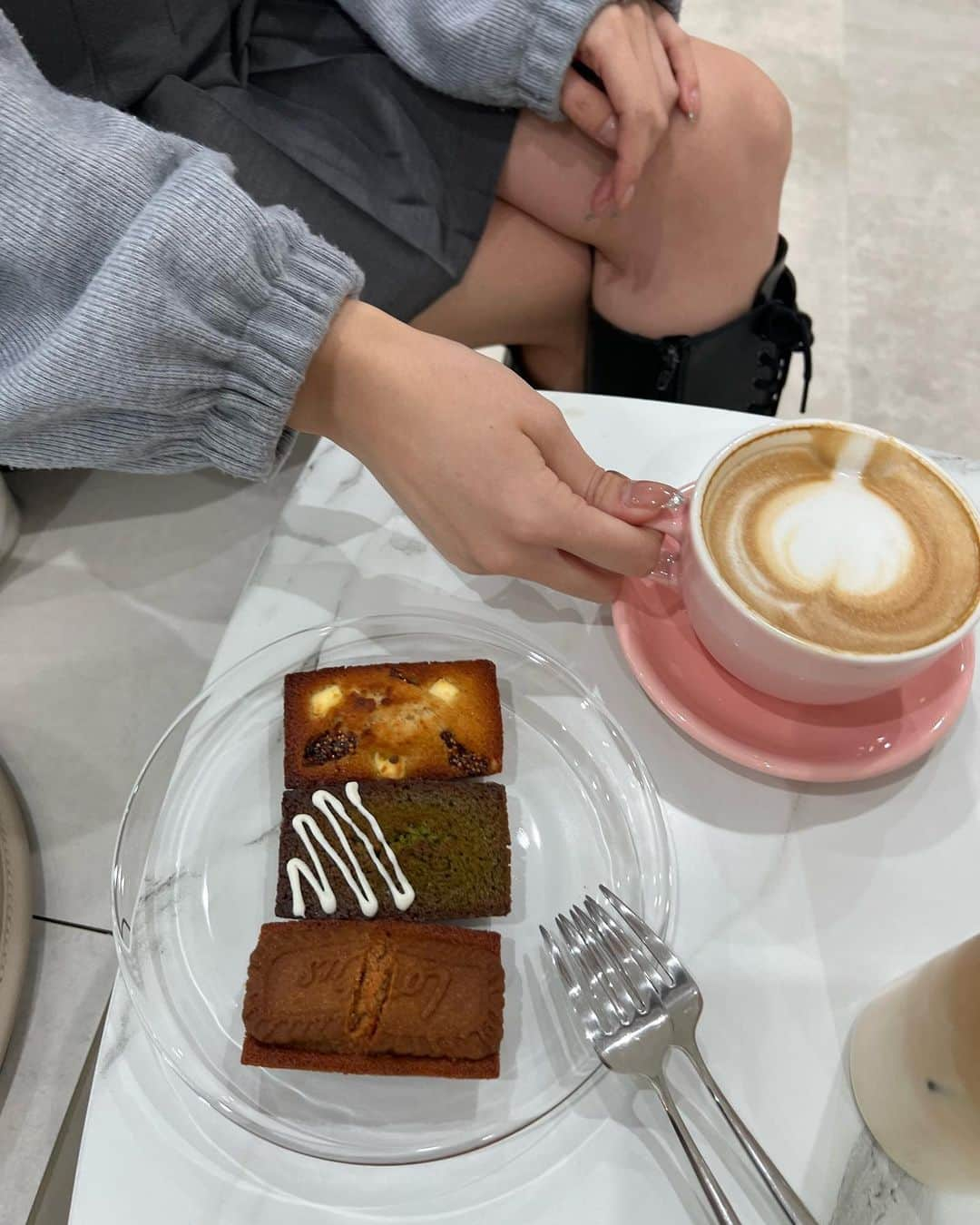 トリイクニコのインスタグラム：「@imyrs23 ちゃんとお茶☕️  新大久保がカフェOPENラッシュですw ドンキホーテの近くに出来た2階建てのカフェ @cafe.__.guum   フィナンシェがどれも美味しかった！ 伊勢丹で売ってるやつみたいで美味しいw  私的にはイチヂクとクリームチーズが1番♡ loutusはシナモン味。 抹茶は抹茶w  帰り際にショーケース見たらエッグタルトとゴルゴンゾーラ売り切れてた！ 美味しいのかな？👀  ここのカフェは昼過ぎに並ばずに入れたから比較的空いてる方かなー🙄  これからも混みませんよーに🙏🏻  #新大久保カフェ #メニュー写真は誰かのインスタから頂きました🙏🏻」