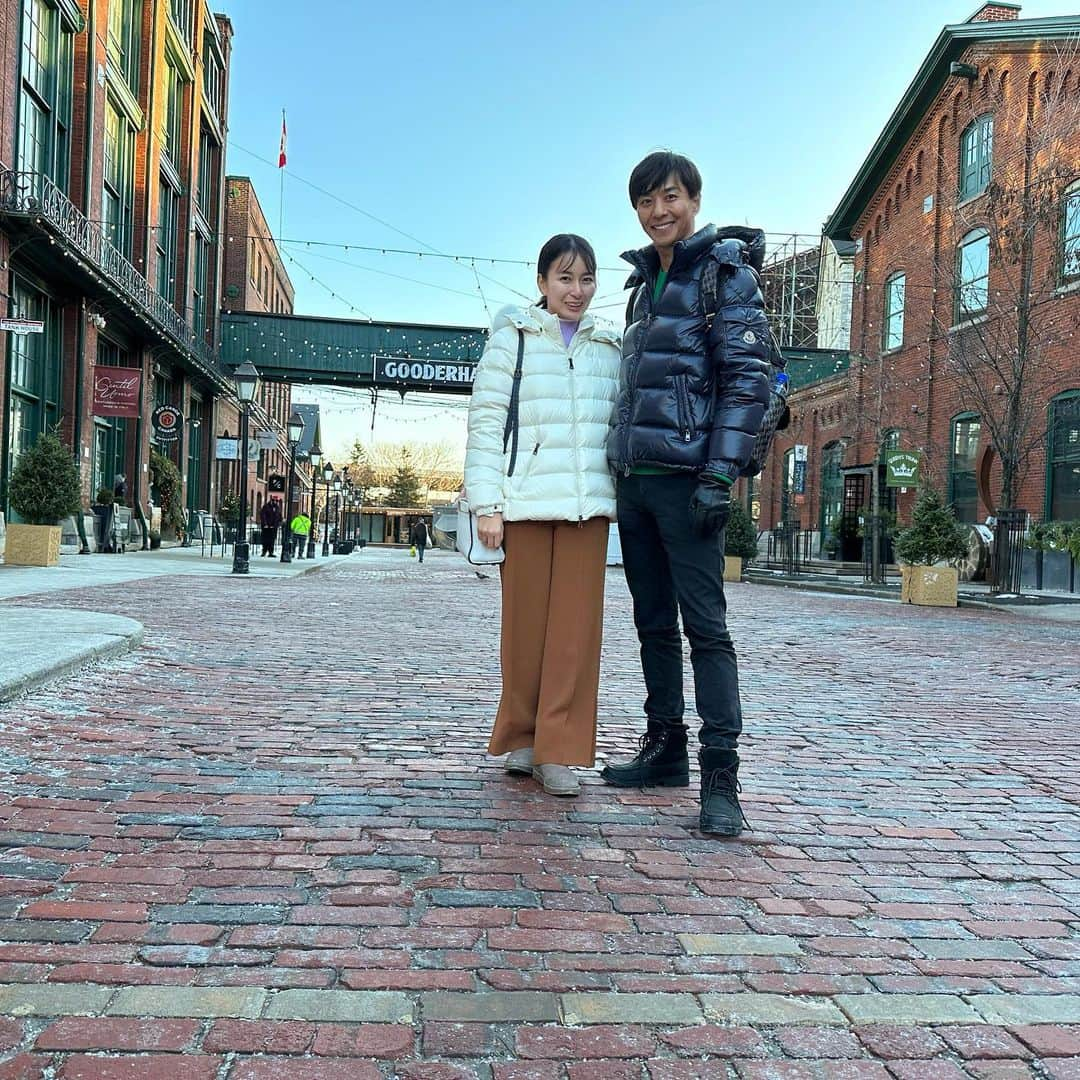 友永真也さんのインスタグラム写真 - (友永真也Instagram)「トロントに来ました🇨🇦  街の中心にスケートリンクがあって皆んな楽しんでいました✨⛸  カナダの国定史跡にも指定されているディスティラリー・ディストリクトというかつてのウイスキー蒸留所があります🥃  今はアートやエンタメの発信地となっていて、ここのオイスターバーと可愛いワンコがいる服屋さんがお勧めです🐶  宿泊したホテルはお洒落な @acehoteltoronto で、隣の公園には大きなドッグランがありワンワンパラダイスでした🐕🦮🐩🐕‍🦺  CNタワー横にあるリプレイ水族館には大きな亀と魚がいました！ カナダ最大の水族館です🐟  2人でオンタリオ州満喫してきました😆🇨🇦  #discoveron @ontariotravel」1月19日 18時41分 - tomonaga_shinya