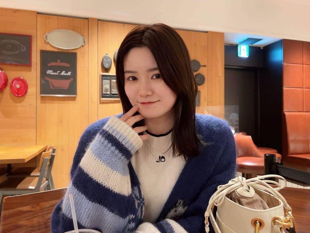 中野郁海のインスタグラム：「髪の毛だいぶ伸びたんだー💇🏻‍♀️あの頃みたいだね。大人っぽくなれてるかな？. . . . いつもふんわりとしたイメージだったり、どーしよーって悩む私に毎回正解をくれる美容師さん。いつもあざます🫡」