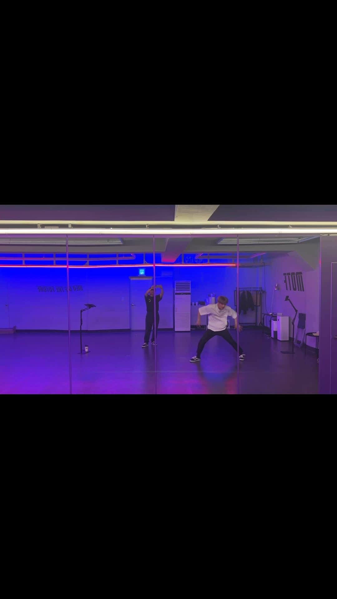 のインスタグラム：「한 번만 춰도 진짜 아이캔브리스....⭐️ . . . @bzbeom ❣️」