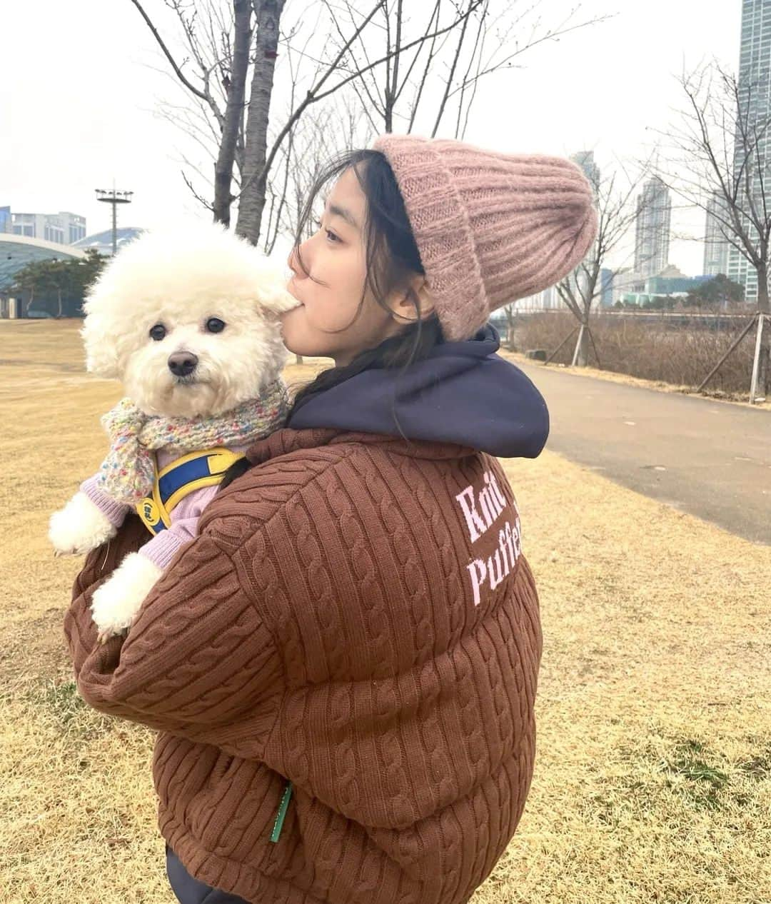 イ・レのインスタグラム：「🐩벨라 와 함께💕✨️  아무리 찾아도.... 없네!📚 🙄  #날이추워서날이너무추워서날이적당하지않게추워서 #그래도너를위해서라면❤️ #산책가자 #벨라 #행복하지 #따숩게입자 #양갈래아가씨👧🏻 #털모자#털장갑장착  #서점투어 #내가찾는책은없었지만 #언제나서점은선물같은곳」