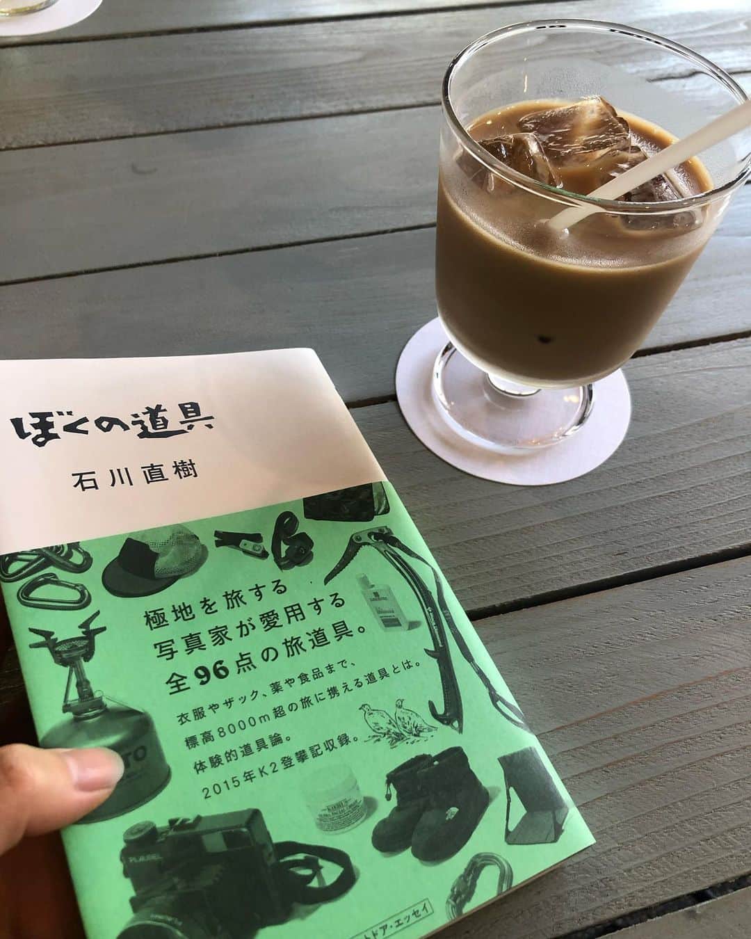 WIRED CAFEのインスタグラム：「ご近所のカフェに行ったら、石川直樹さんの本が置いてあった。  石川さんは世界中の山々に登って写真を撮っている方で、石川さんの写真は、壮大な絶景や極地の自然を捉えたものが多いのだけど、どこかしら温かさというか光を感じられて素敵だなと思う。  ちょうど今、渋谷の3ヶ所で大規模展示も開催中なので、皆さんも是非！  mugi  #石川直樹   #wiredcafe」
