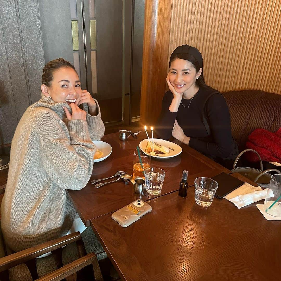 滝川その美のインスタグラム：「SHIHOとブランチ。 お誕生日祝ってもらったよ💕  ここ数年会うたび思うのはSHIHOって空気清浄機のような人。 周りの空気を綺麗にしてくれるのは彼女のポジティブな言霊でしょうか😊  @shiho_style  #お祝い #ありがとうね #言霊 #ホオポノポノ」