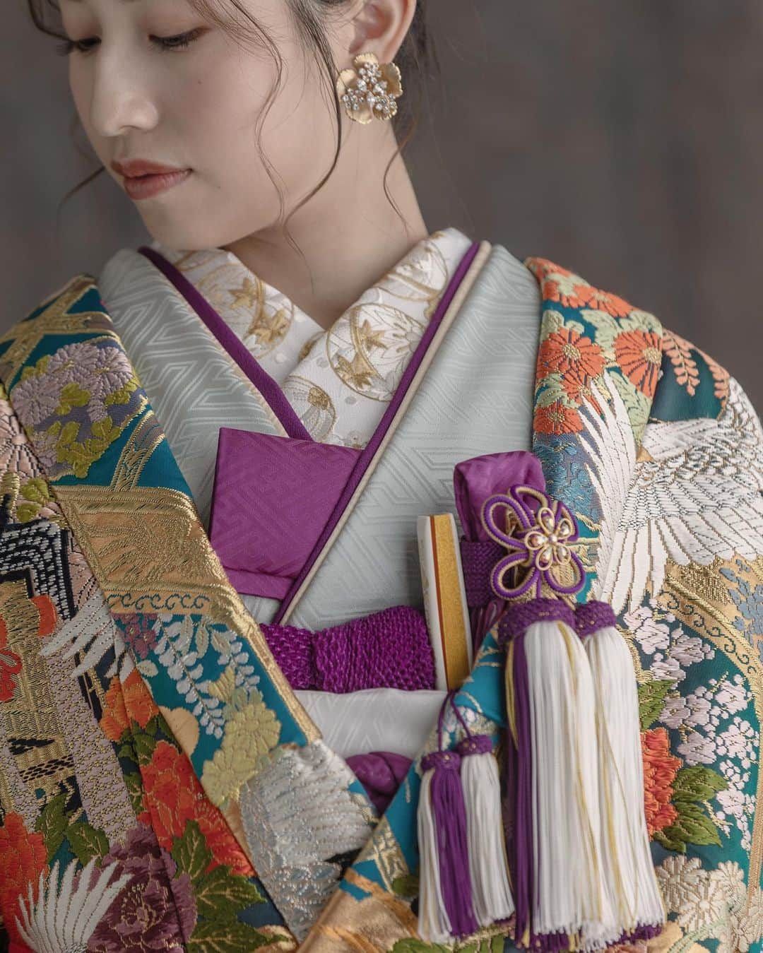 THE KIMONO SHOPのインスタグラム：「． お淑やかな浅葱色の色打掛 ． 朱色の牡丹の花々が差し色となり 古風で優美な一着 . ．  🎍新春キャンペーン🎍 1月中にご来店&ご成約の方限定 和装　20%OFF ※66,000円以上の商品レンタルのお客様に限ります。 ． ． ． 年月来店予約も プロフィールのHPより ご予約承ります𓂂𓏸𓍼 @thekimonoshop_official  . . *※東京店※* 〒110-0016 東京都台東区台東3-43-6 仲御徒町ビル2階 【ご連絡先】 ☏03-5807-2626 ・ *※大阪店※* 〒530-0041 大阪市北区天神橋4-7-16 大阪国際学院扇町ビル8階 【ご連絡先】 ☏06-6355-5308 . ※ 火曜日定休（祝日営業） . *※福岡店※* 〒812-0027 福岡県福岡市博多区下川端町3-1 博多リバレインモールB2F 【ご連絡先】 ☏092-409-4221  @thekimonoshop_official  . .  #thekimonoshop  #THEKIMONOSHOP #着物 #kimono  #キモノ #白無垢 #色打掛 #和装 #和装結婚式 #和装小物  #和装前撮り #和婚 #前撮り #撮影 #着物レンタル #着物コーディネート  #和装コーディネート  #結婚式 #披露宴 #プレ花嫁  #プレ花嫁準備  #プレ花嫁さんと繋がりたい  #日本中のプレ花嫁さんと繋がりたい #カップルフォト #夫婦写真 #marry花嫁」