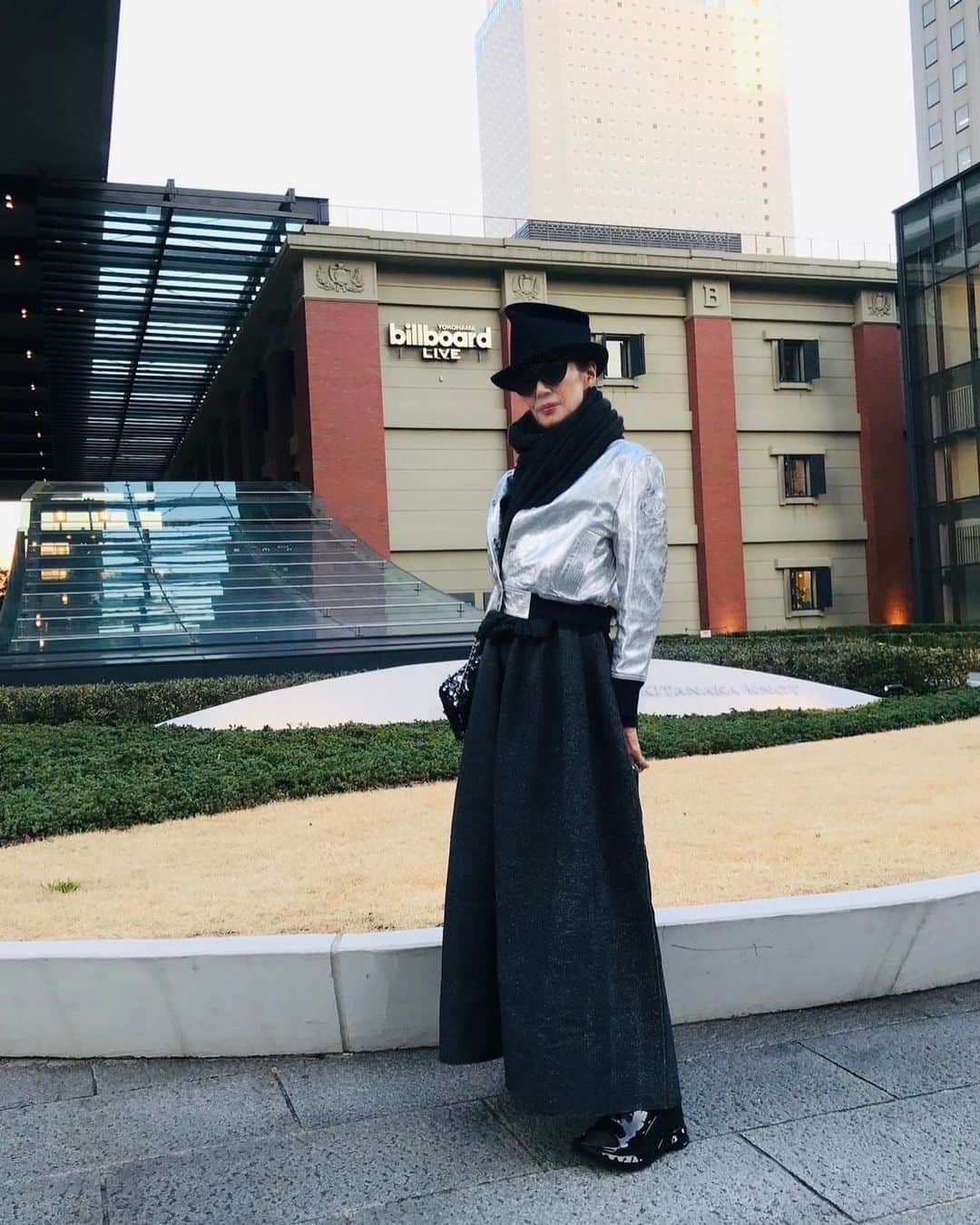 萬田久子のインスタグラム：「オンナ番長ならず オバン長って感じ〜💀  #HIRATA帽子 #chanel ジャケット bag #cfcl ワンピース #givenchy サンダル #モノトーンコーデ  #billboard yokohama #萬田久子 #HISAKOMANDA」