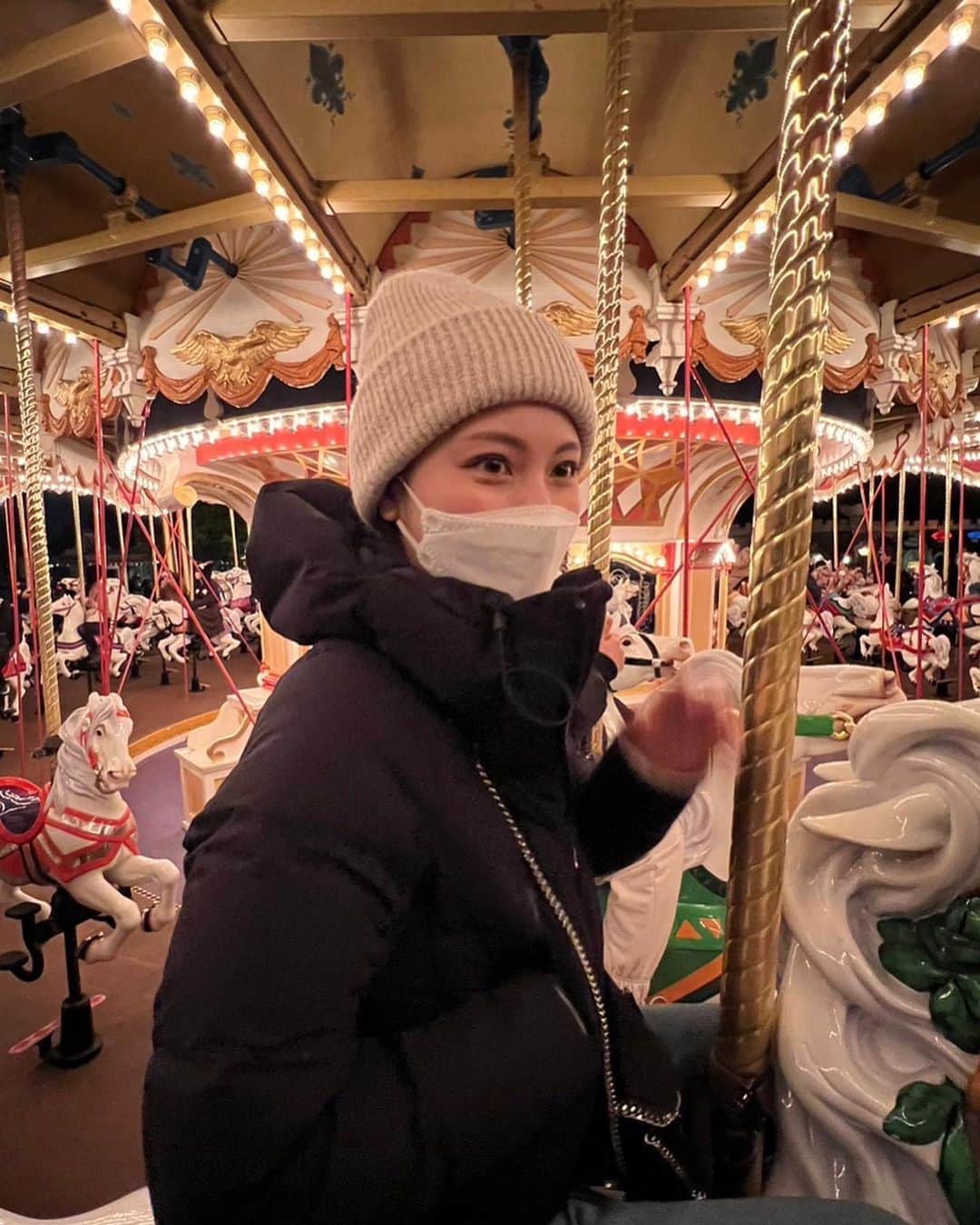 水沢エレナさんのインスタグラム写真 - (水沢エレナInstagram)「小さい頃ぶりのメリーゴーランド🦄 なぜか怖くなってしまって捕まりすぎ🫣🤣   #disneyland   #tokyodisneyland」1月19日 19時17分 - erena_mizusawa_official