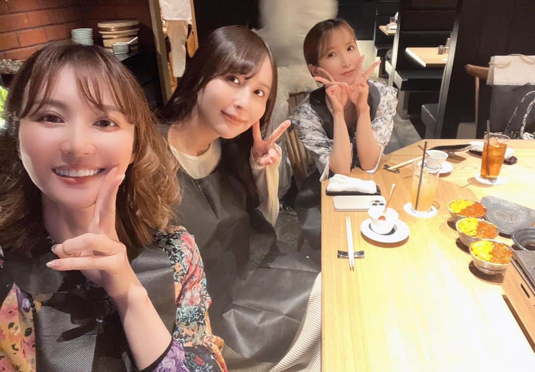辰巳ゆいのインスタグラム：「新年会❤️ いつも集まっても写真撮るの忘れる組で、久しぶりに写真撮った🤣 ごはんの写真は撮るのだけども笑  私の食べれない食材（アレルギーではないw）を2人が食べてくれるの♡  うにとしいたけ食べてくれた！　 嫌いな食べ物は、食べず嫌いではなくチャレンジはしてみるけど、結局ダメだったのだから、もう今更食べられる気がしません😑  昼から集まって、丸一日しゃべりまくる✨のに、すぐに終わっちゃうのだなー💦  美味しいごはん食べて、楽しくしゃべって癒されたー😍」