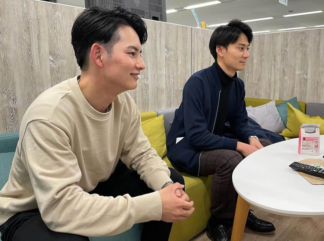 フジテレビアナウンサーのインスタグラム：「こんにちは！山本賢太です！2018年入社の仲良し同期コンビ・今湊アナと大川アナが真剣に「日本大相撲トーナメント」の準備をしていました！ そんな仕事中でも、いつも話しかけてくれる優しい先輩です！  #今湊敬樹 #大川立樹 #相撲」