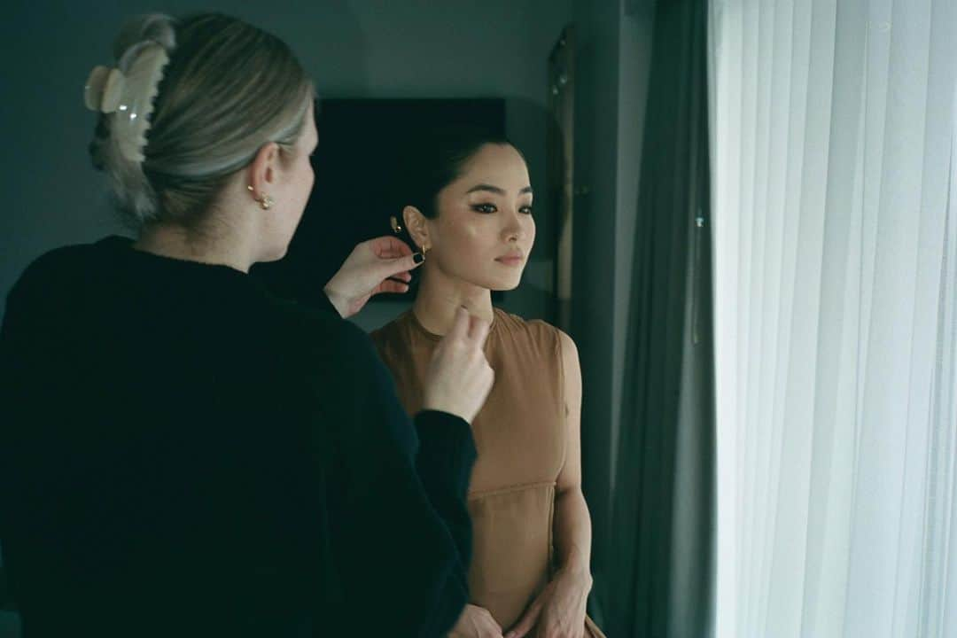 Anna さんのインスタグラム写真 - (Anna Instagram)「First Critics Choice Awards wearing @acnestudios 🤎  Shot by @andiejjane  Styled by @karlawelchstylist  Hair by @jennychohair  Makeup by @karayoshimotobua @welovecoco」1月19日 11時53分 - annasawai